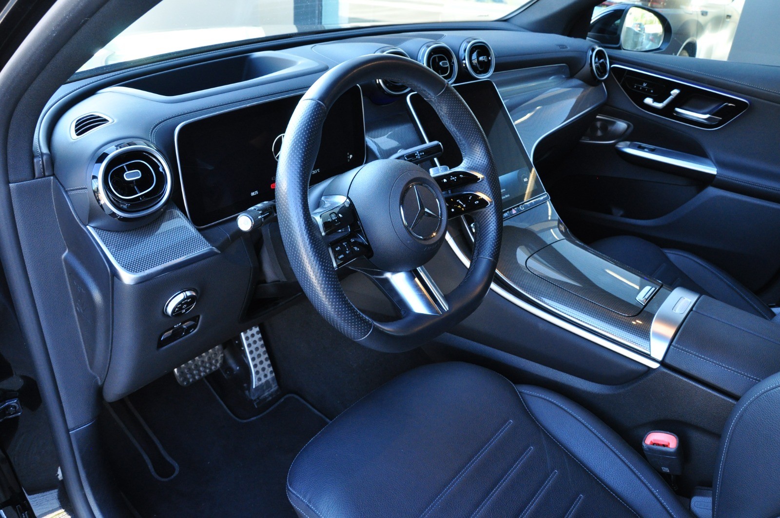MERCEDES-BENZ GLC 300 4Matic AMG Line 9G-Tronic-image-16