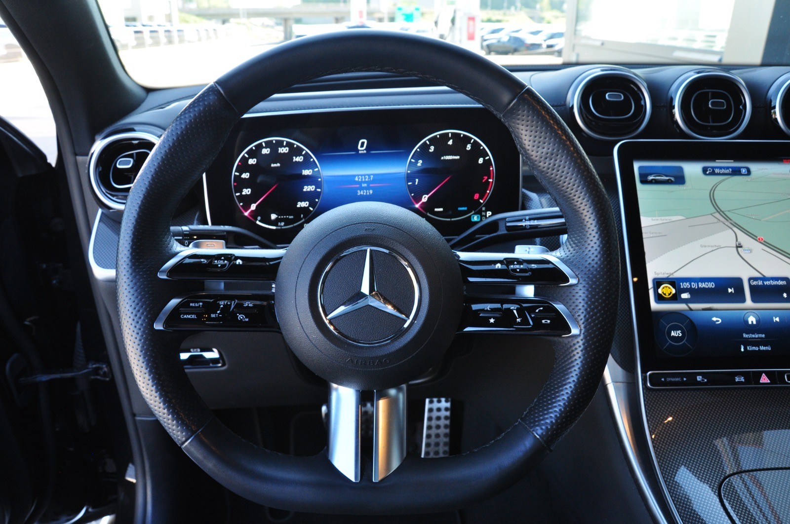 MERCEDES-BENZ GLC 300 4Matic AMG Line 9G-Tronic-image-11