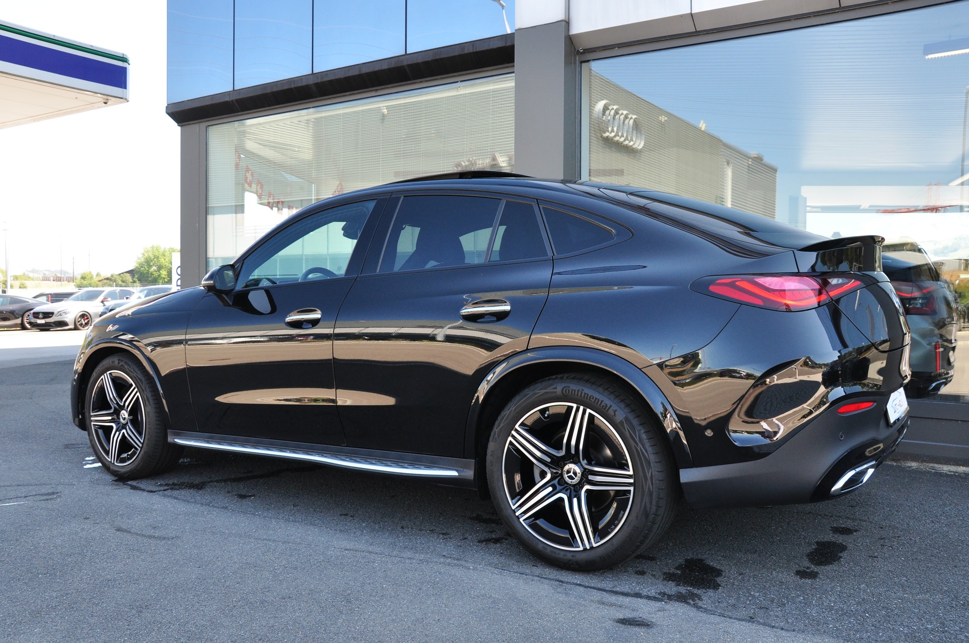 MERCEDES-BENZ GLC 300 4Matic AMG Line 9G-Tronic-showroom-element-3