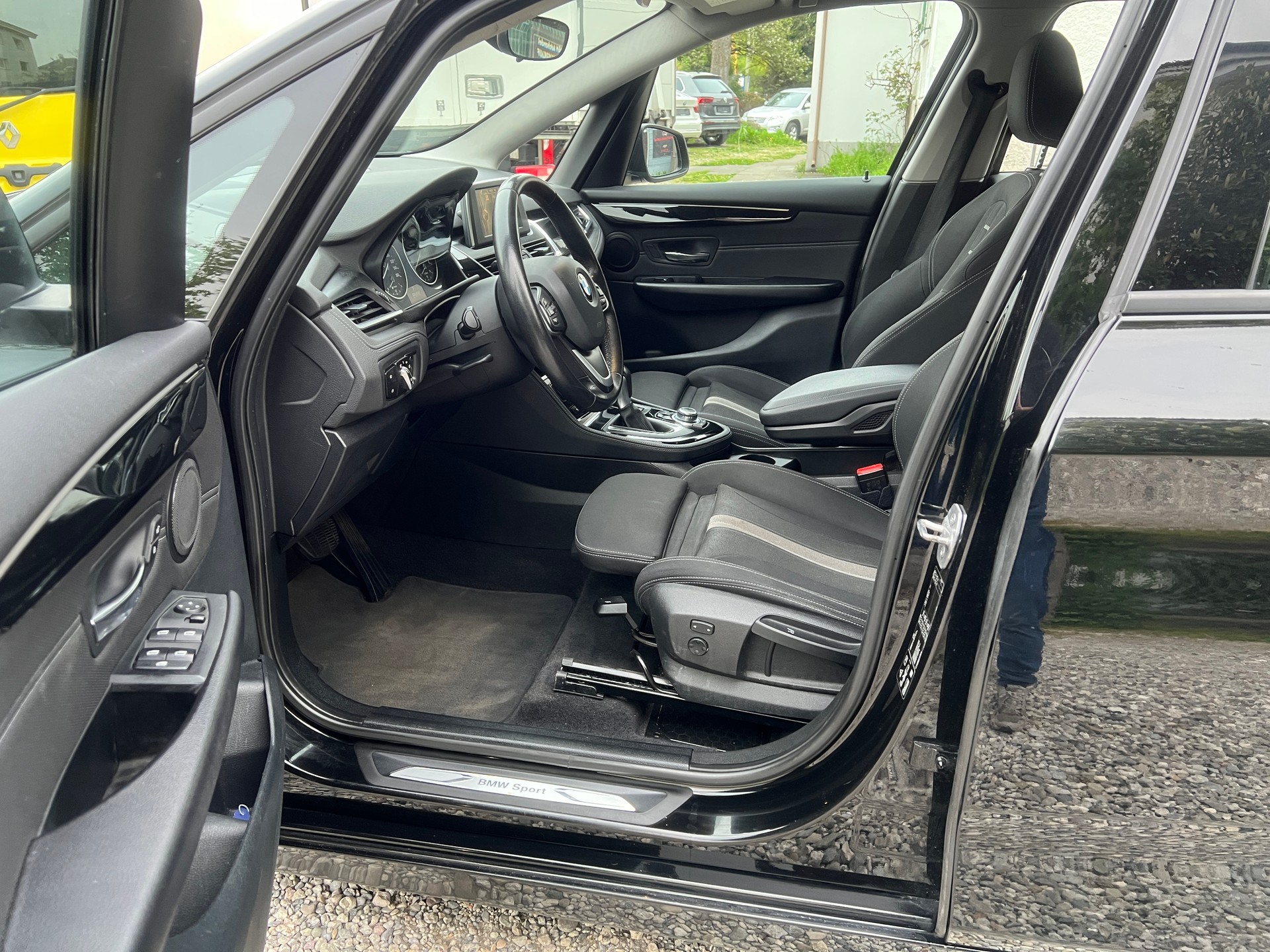 BMW 220d xDrive Active Tourer Steptronic-image-8