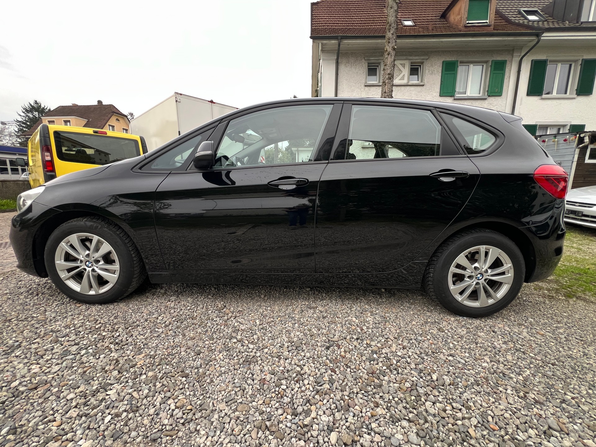 BMW 220d xDrive Active Tourer Steptronic-image-6