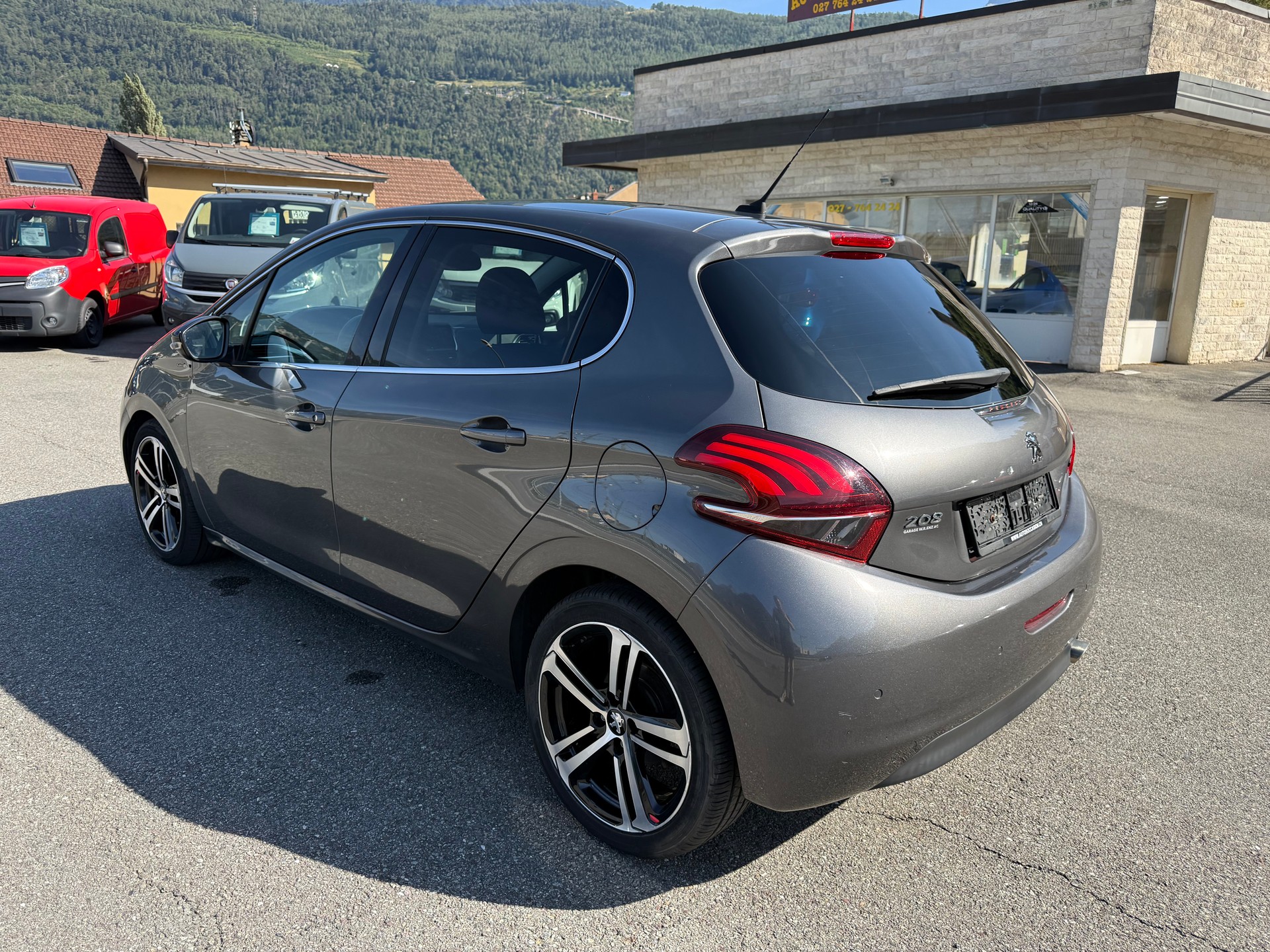 PEUGEOT 208 1.2 PureTech GT Line-image-8
