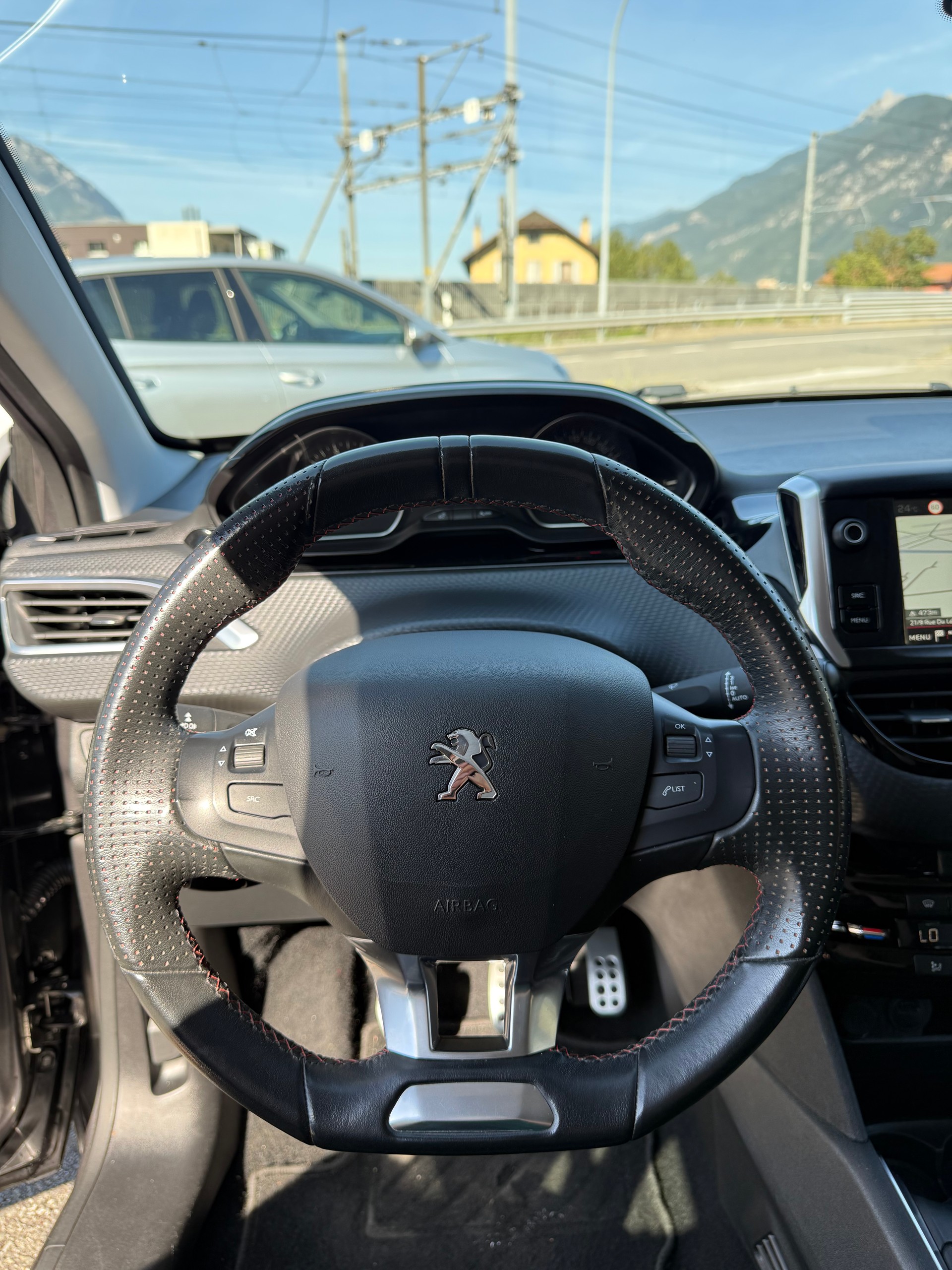 PEUGEOT 208 1.2 PureTech GT Line-image-13
