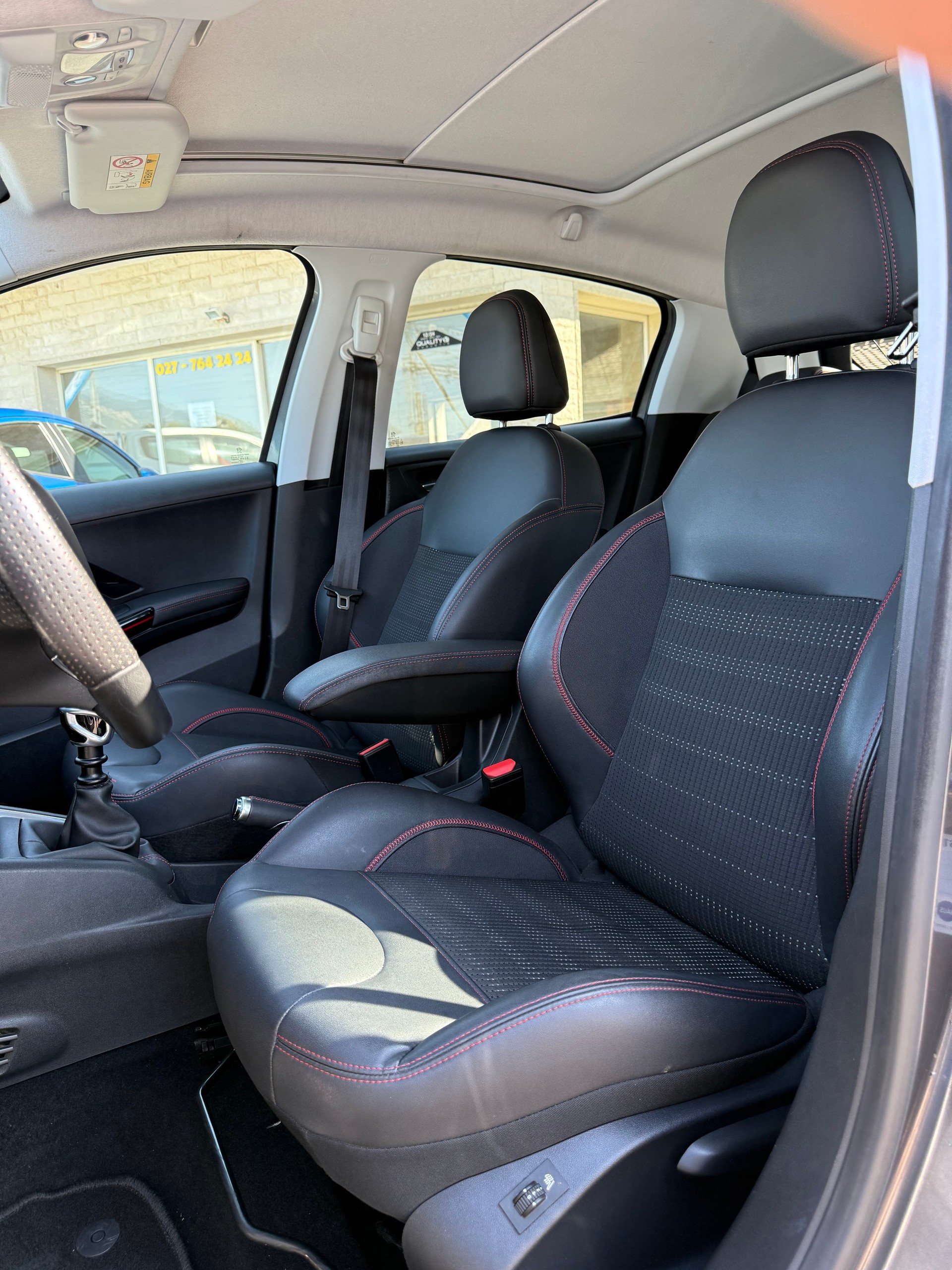 PEUGEOT 208 1.2 PureTech GT Line-image-11