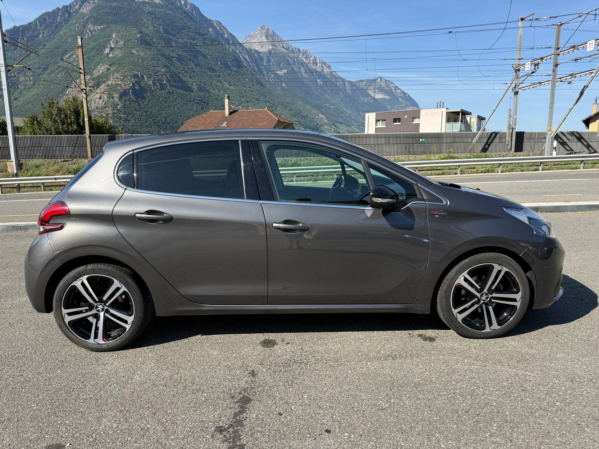 PEUGEOT 208 1.2 PureTech GT Line-image-5