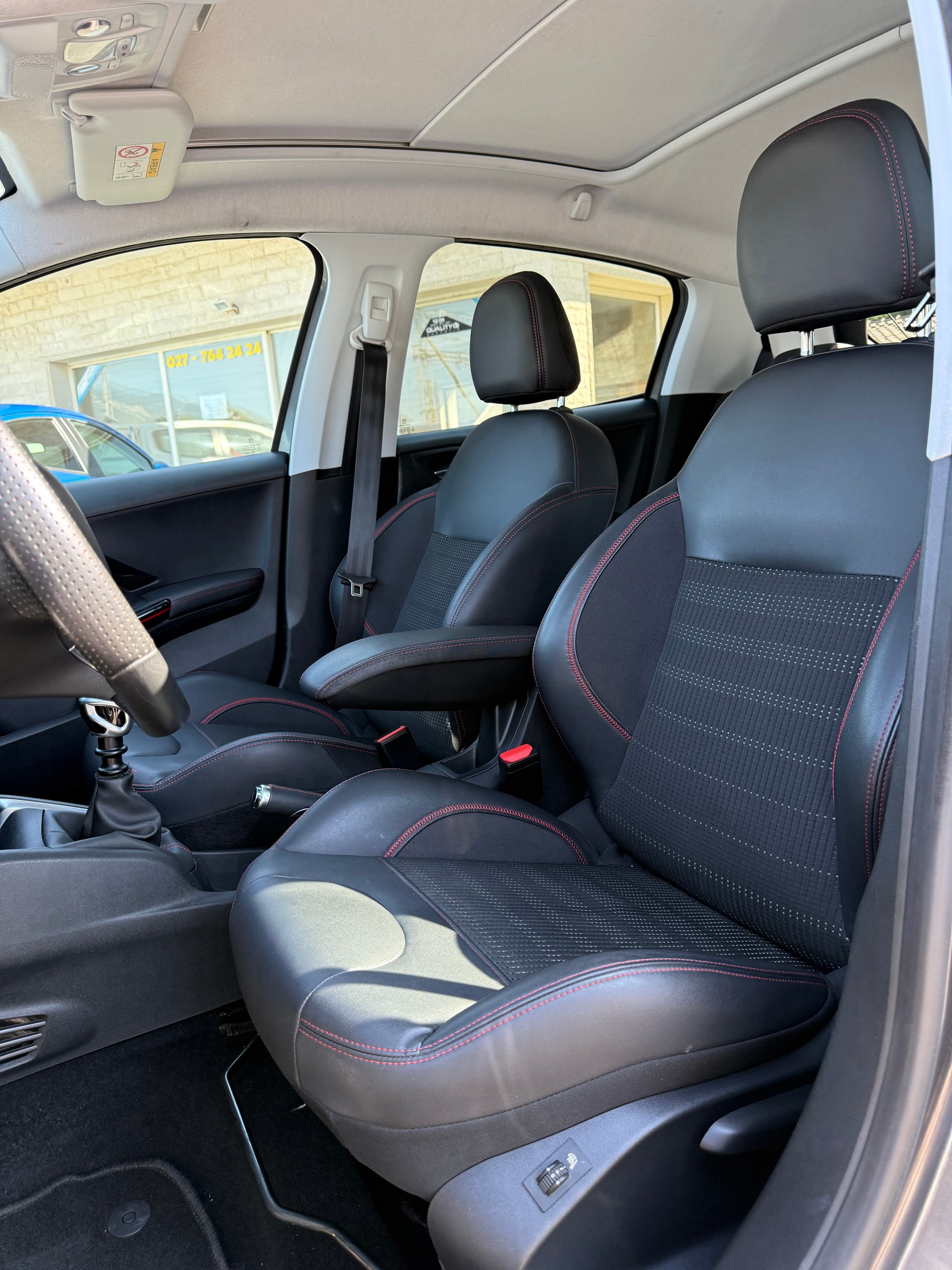 PEUGEOT 208 1.2 PureTech GT Line-image-12