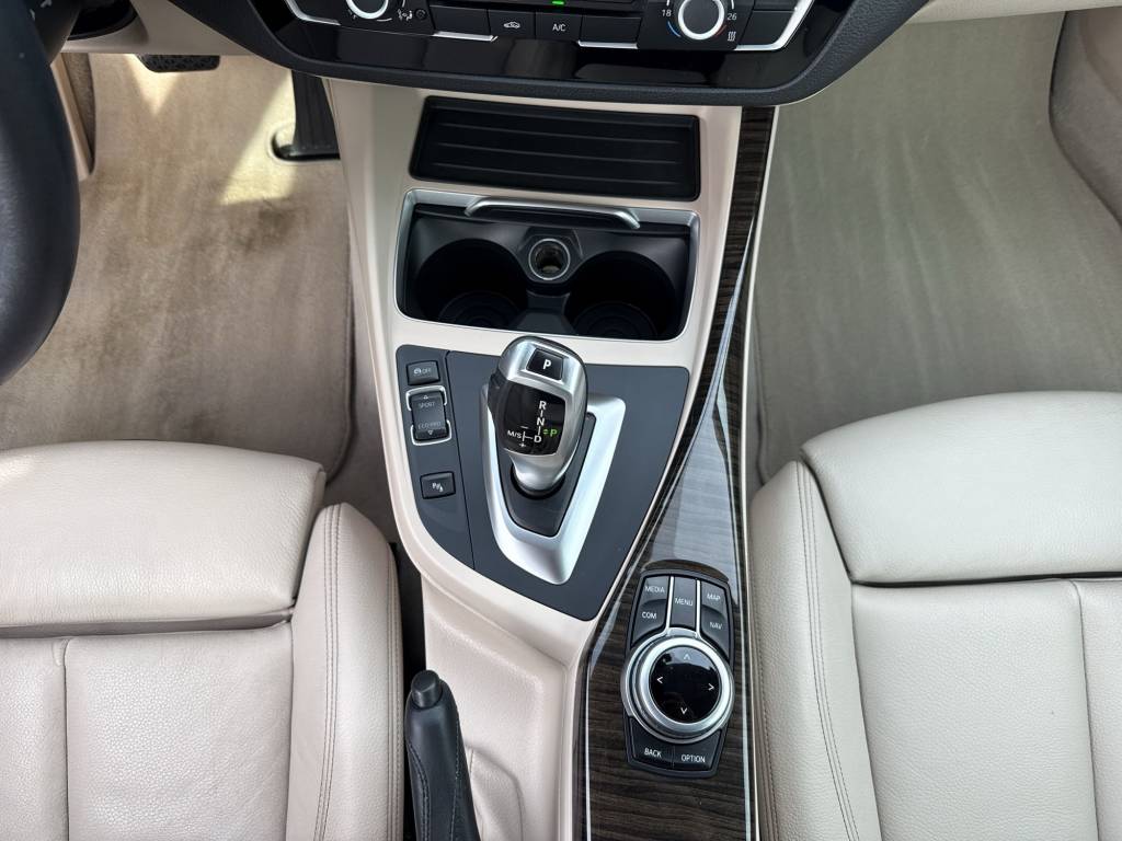 BMW 220i Luxury Line Steptronic-image-13