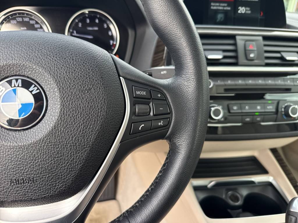 BMW 220i Luxury Line Steptronic-image-16