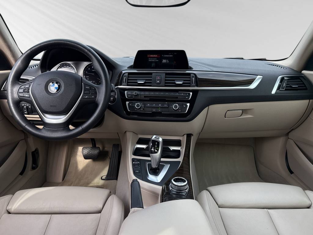 BMW 220i Luxury Line Steptronic-image-6