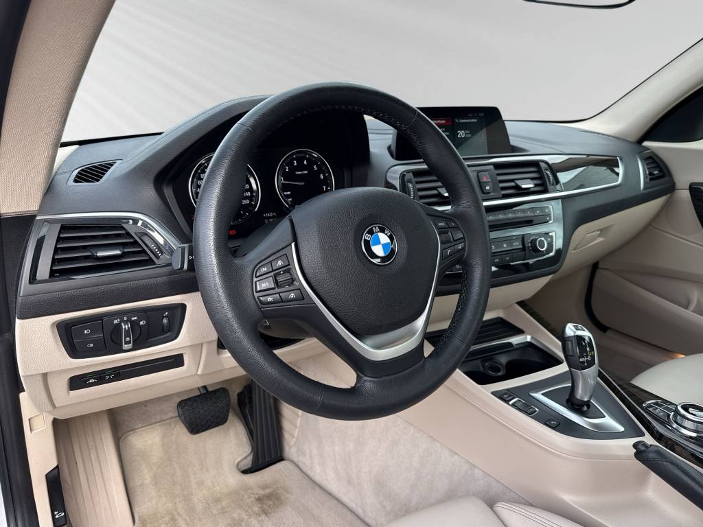 BMW 220i Luxury Line Steptronic-image-4