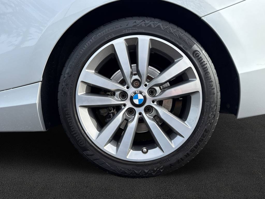 BMW 220i Luxury Line Steptronic-image-9