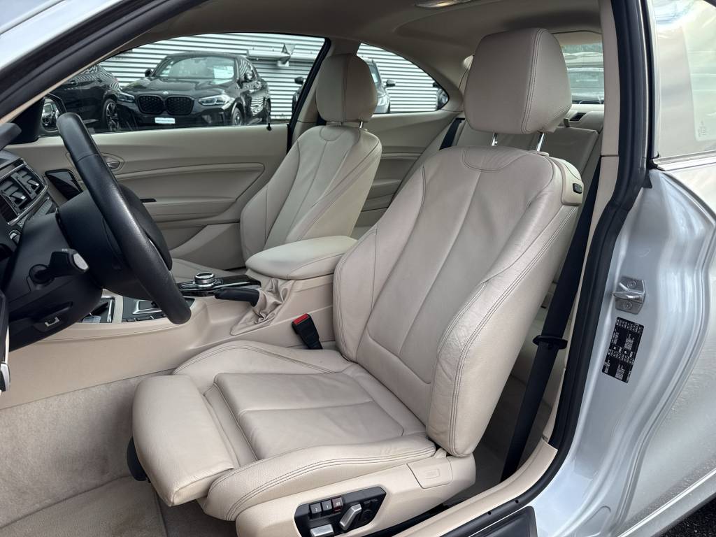 BMW 220i Luxury Line Steptronic-image-10