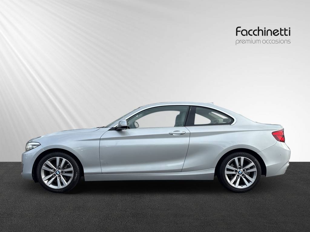 BMW 220i Luxury Line Steptronic-image-2