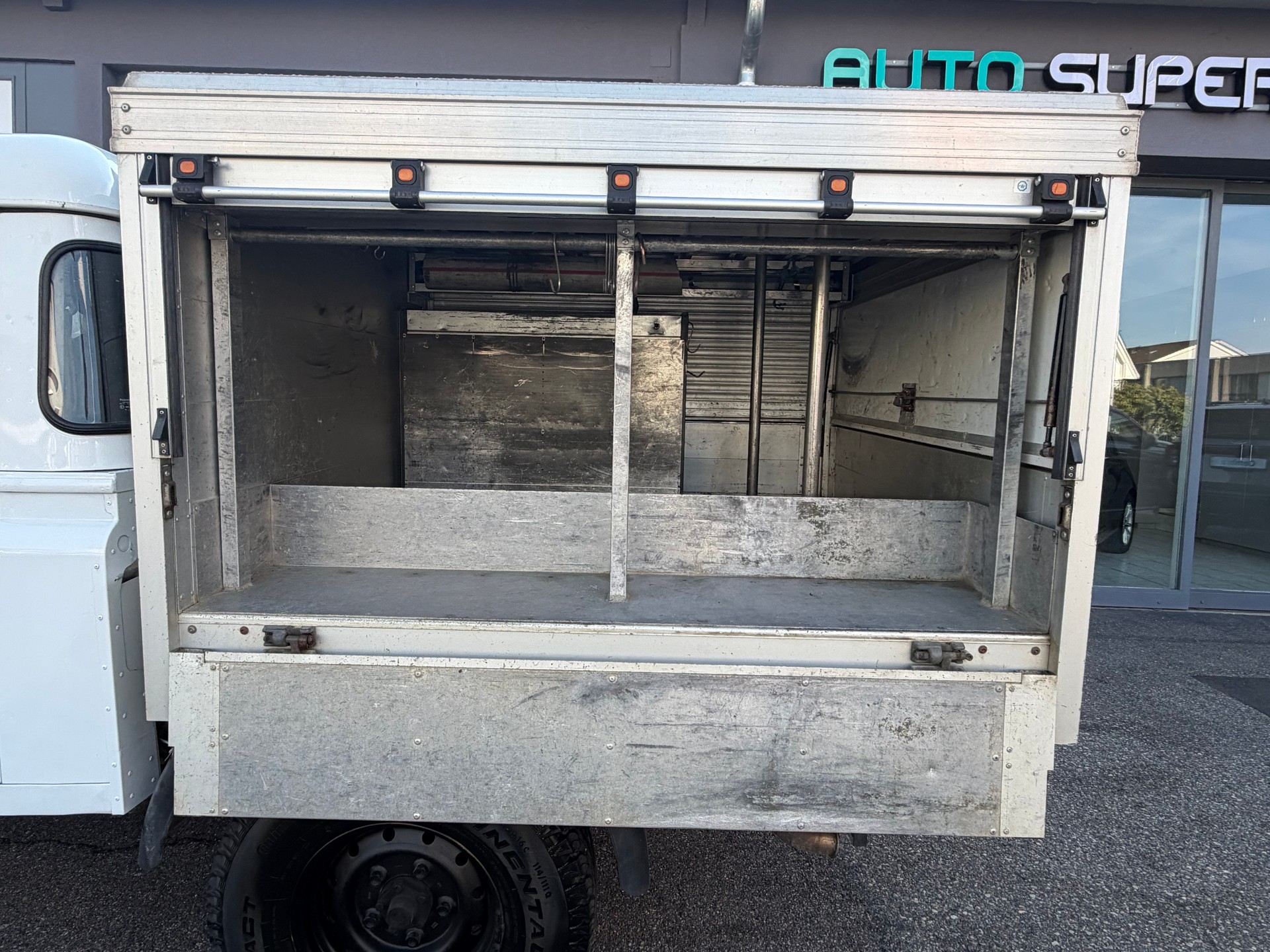 LAND ROVER Defender 130 2.2 TD4 Double Chassis Cab-image-8