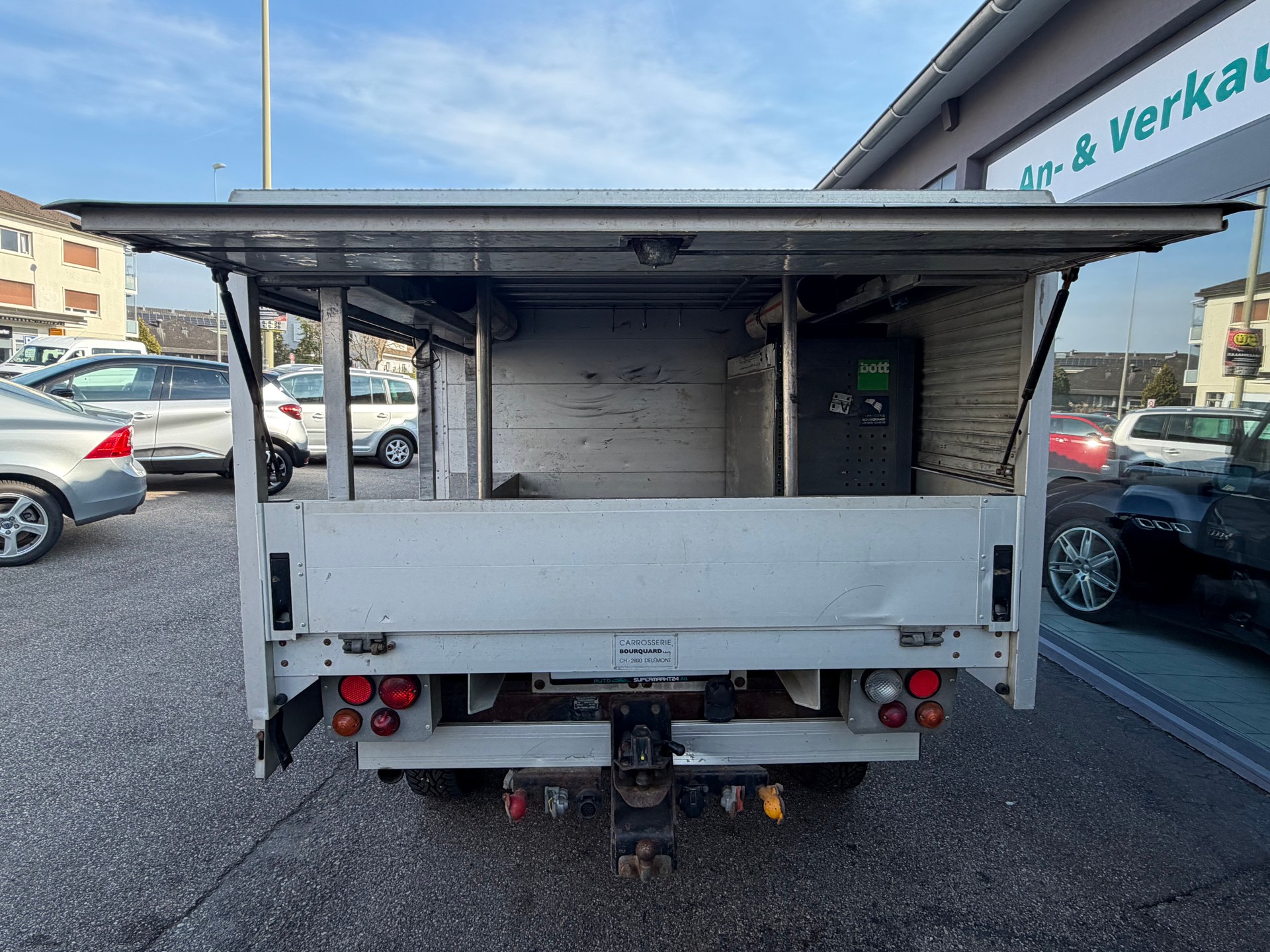 LAND ROVER Defender 130 2.2 TD4 Double Chassis Cab-image-9