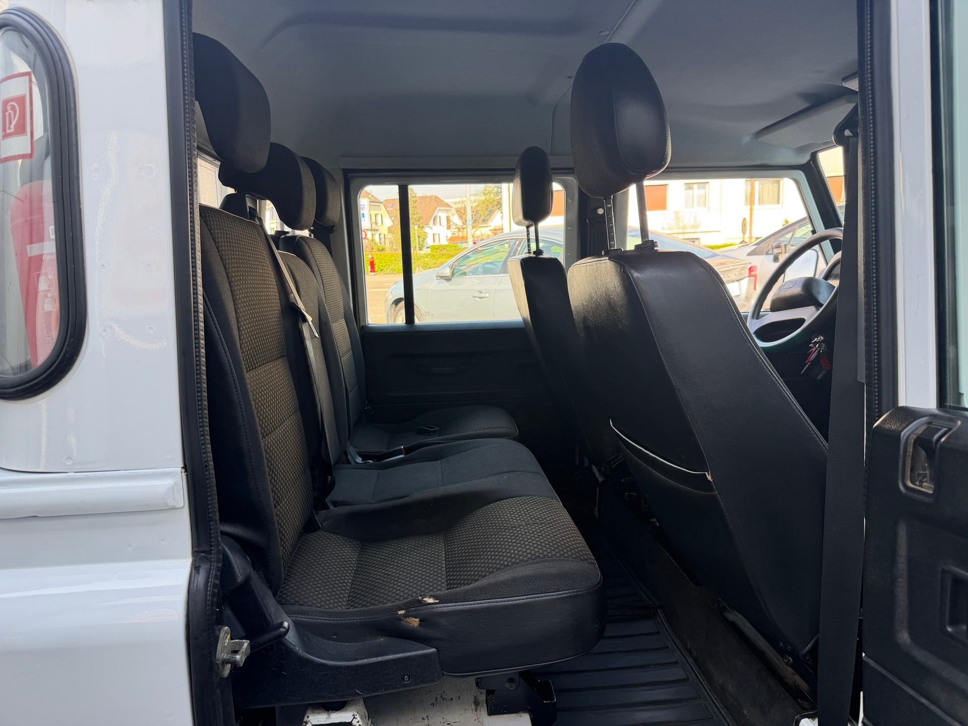 LAND ROVER Defender 130 2.2 TD4 Double Chassis Cab-image-14