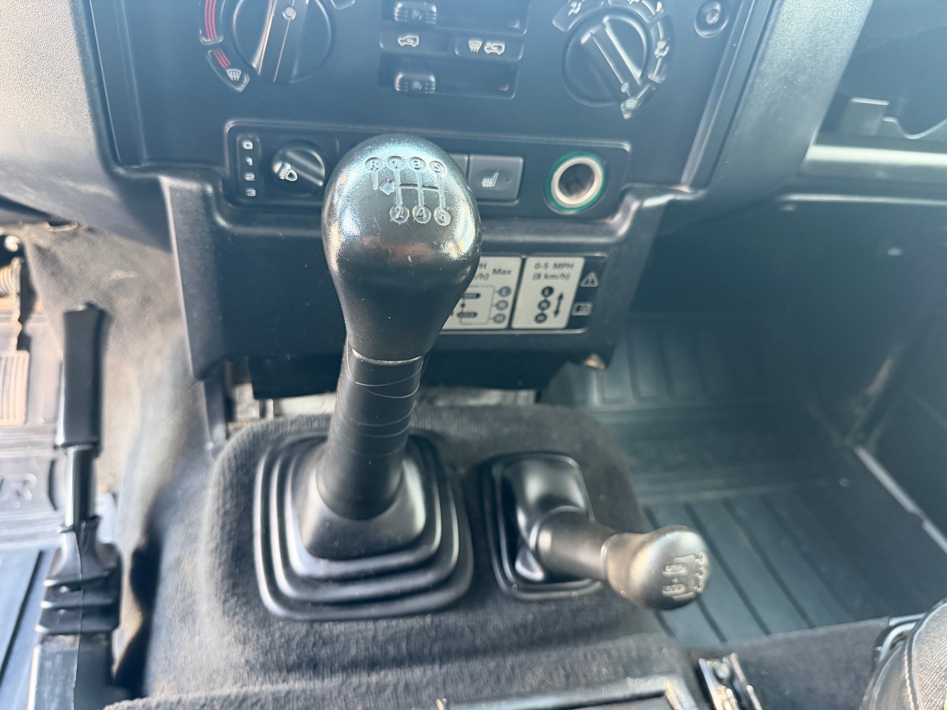 LAND ROVER Defender 130 2.2 TD4 Double Chassis Cab-image-17