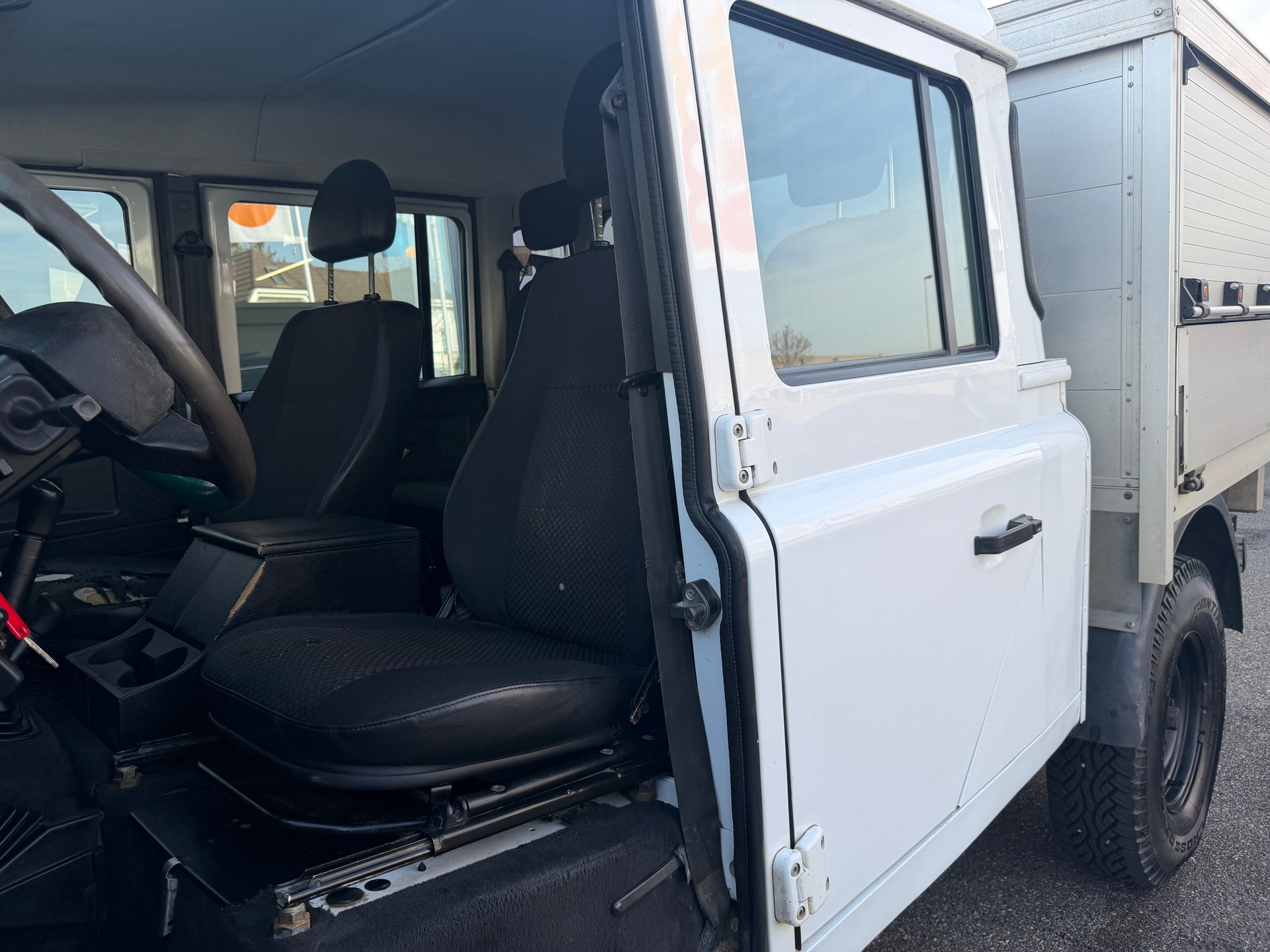 LAND ROVER Defender 130 2.2 TD4 Double Chassis Cab-image-15