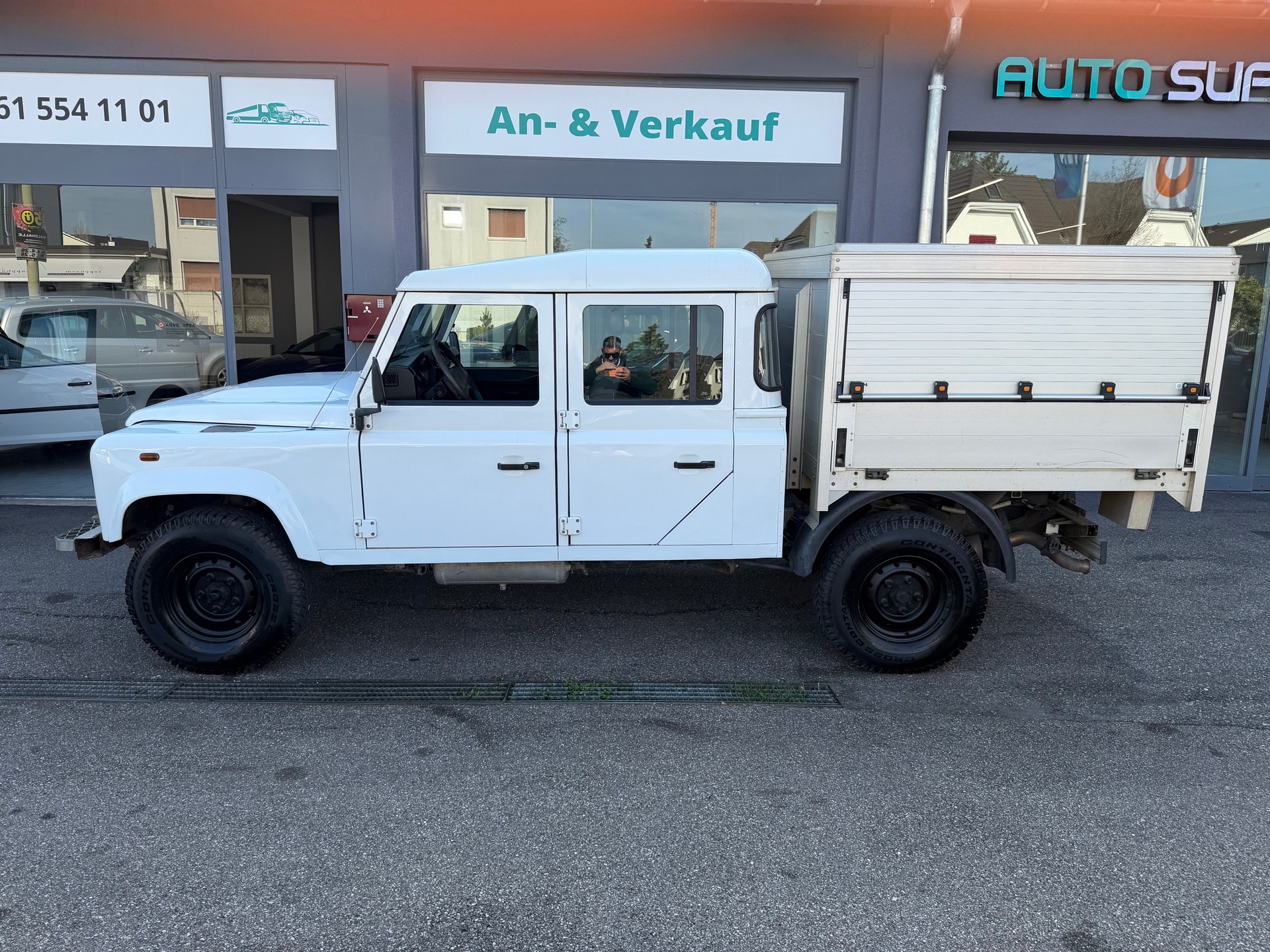 LAND ROVER Defender 130 2.2 TD4 Double Chassis Cab-image-1