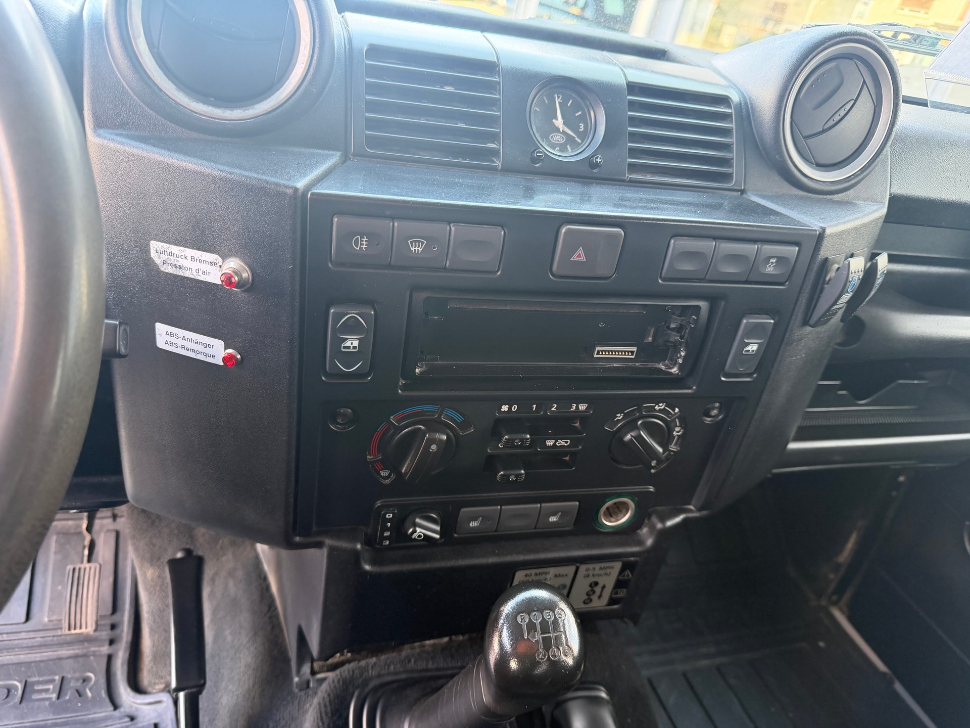 LAND ROVER Defender 130 2.2 TD4 Double Chassis Cab-image-18