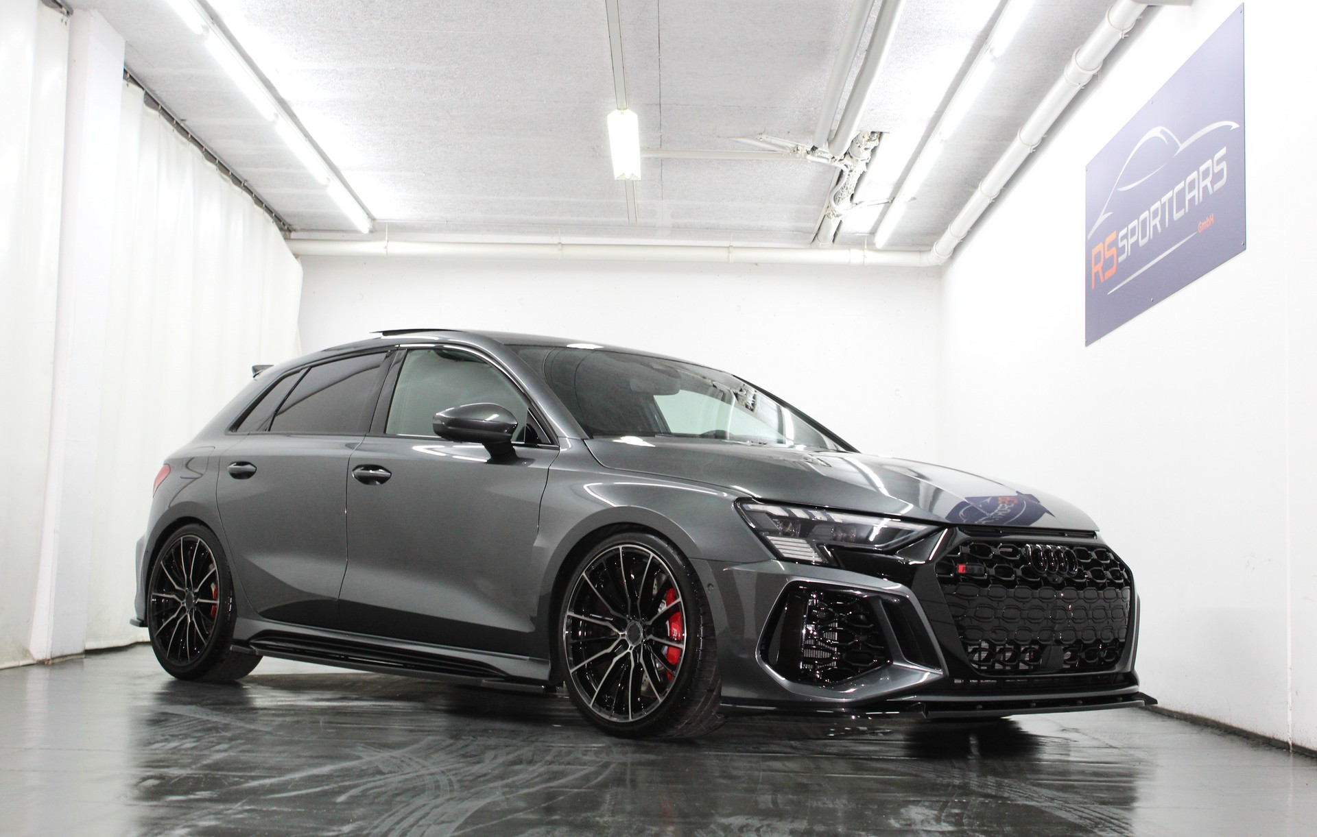 AUDI RS3 Sportback 2.5 TSI quattro S-tronic RS-Designpaket plus rot / Maxton Kit / CH-Fahrzeug-image-0