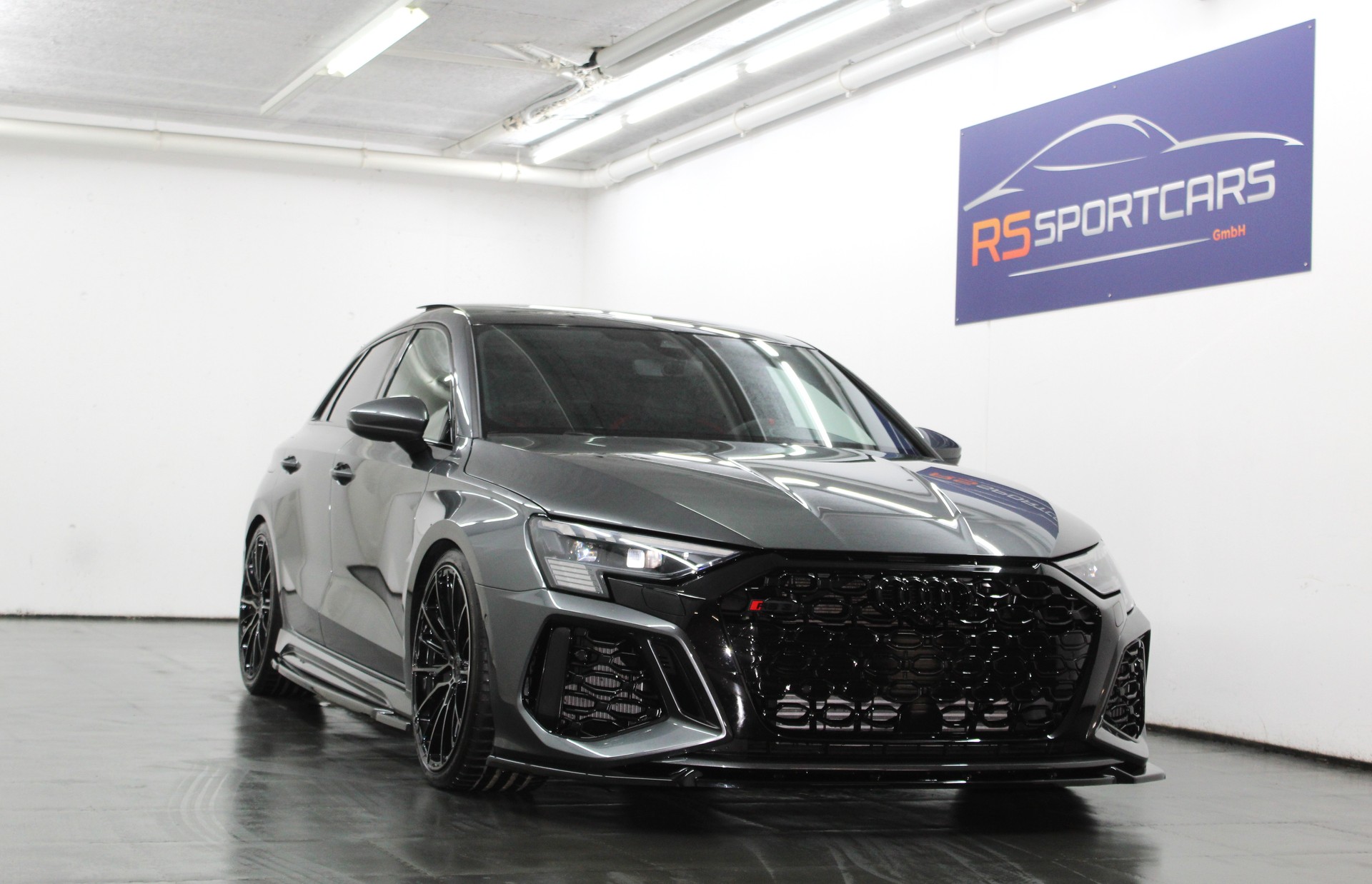 AUDI RS3 Sportback 2.5 TSI quattro S-tronic RS-Designpaket plus rot / Maxton Kit / CH-Fahrzeug-image-1