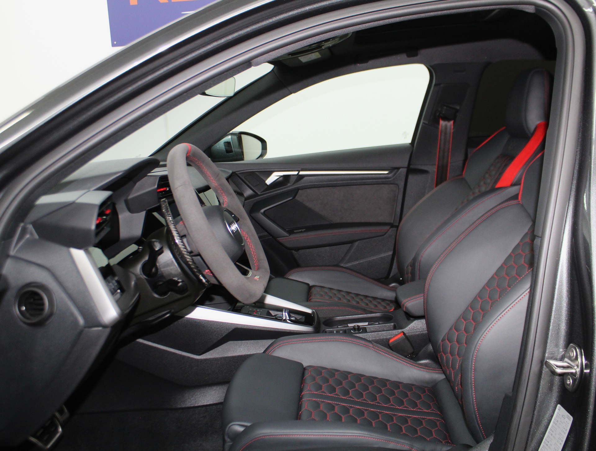 AUDI RS3 Sportback 2.5 TSI quattro S-tronic RS-Designpaket plus rot / Maxton Kit / CH-Fahrzeug-image-7