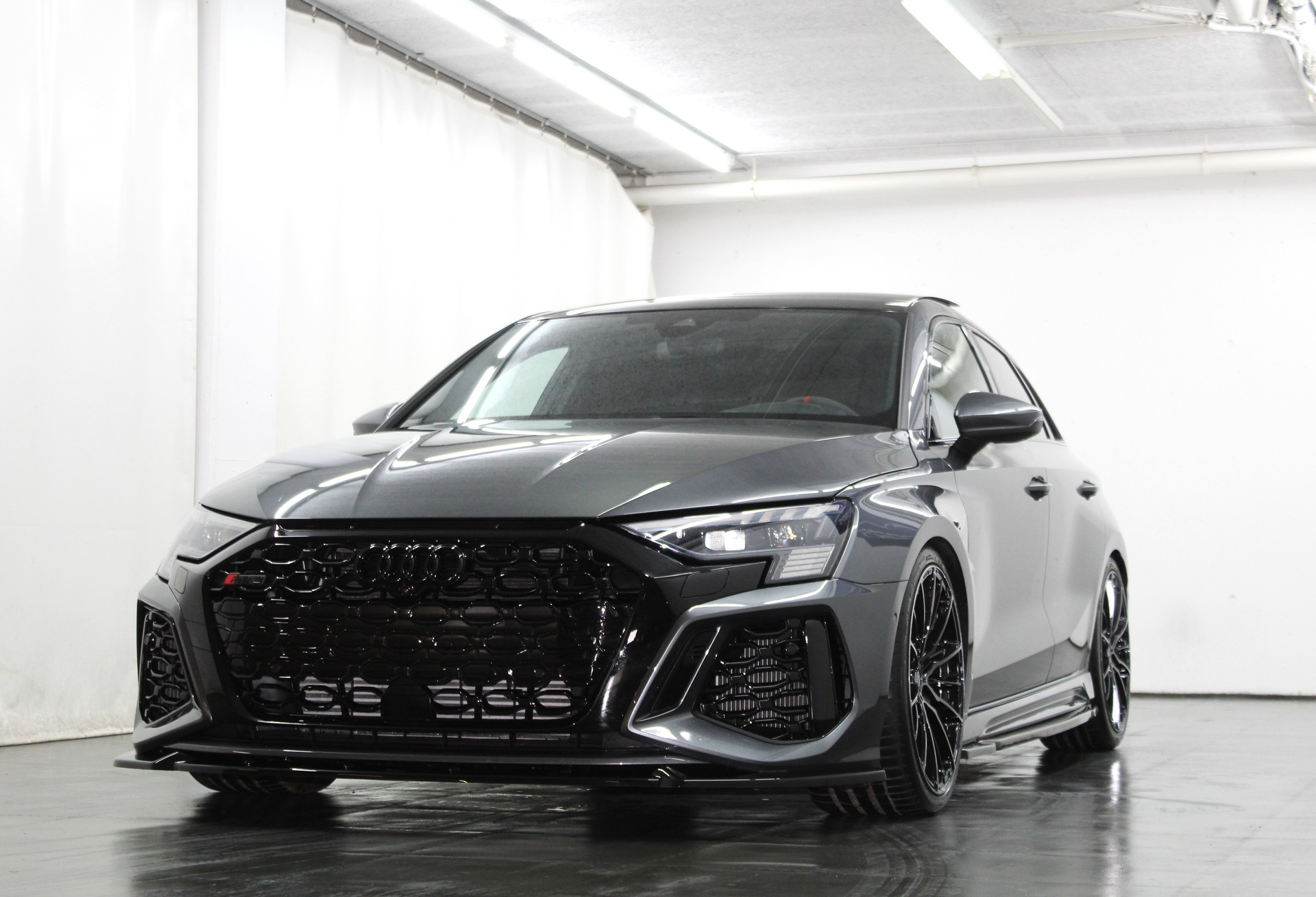 AUDI RS3 Sportback 2.5 TSI quattro S-tronic RS-Designpaket plus rot / Maxton Kit / CH-Fahrzeug-image-3