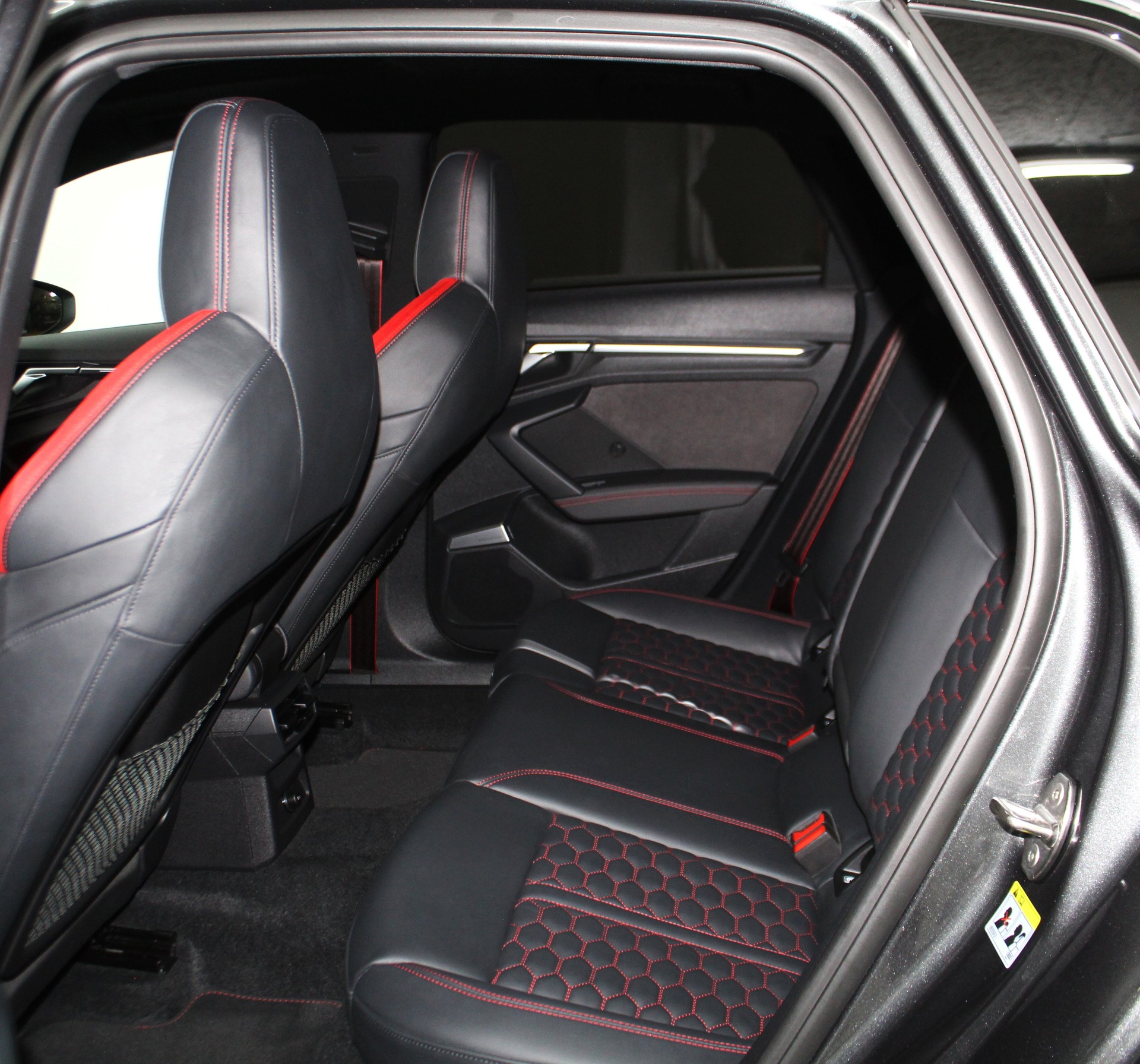 AUDI RS3 Sportback 2.5 TSI quattro S-tronic RS-Designpaket plus rot / Maxton Kit / CH-Fahrzeug-image-9