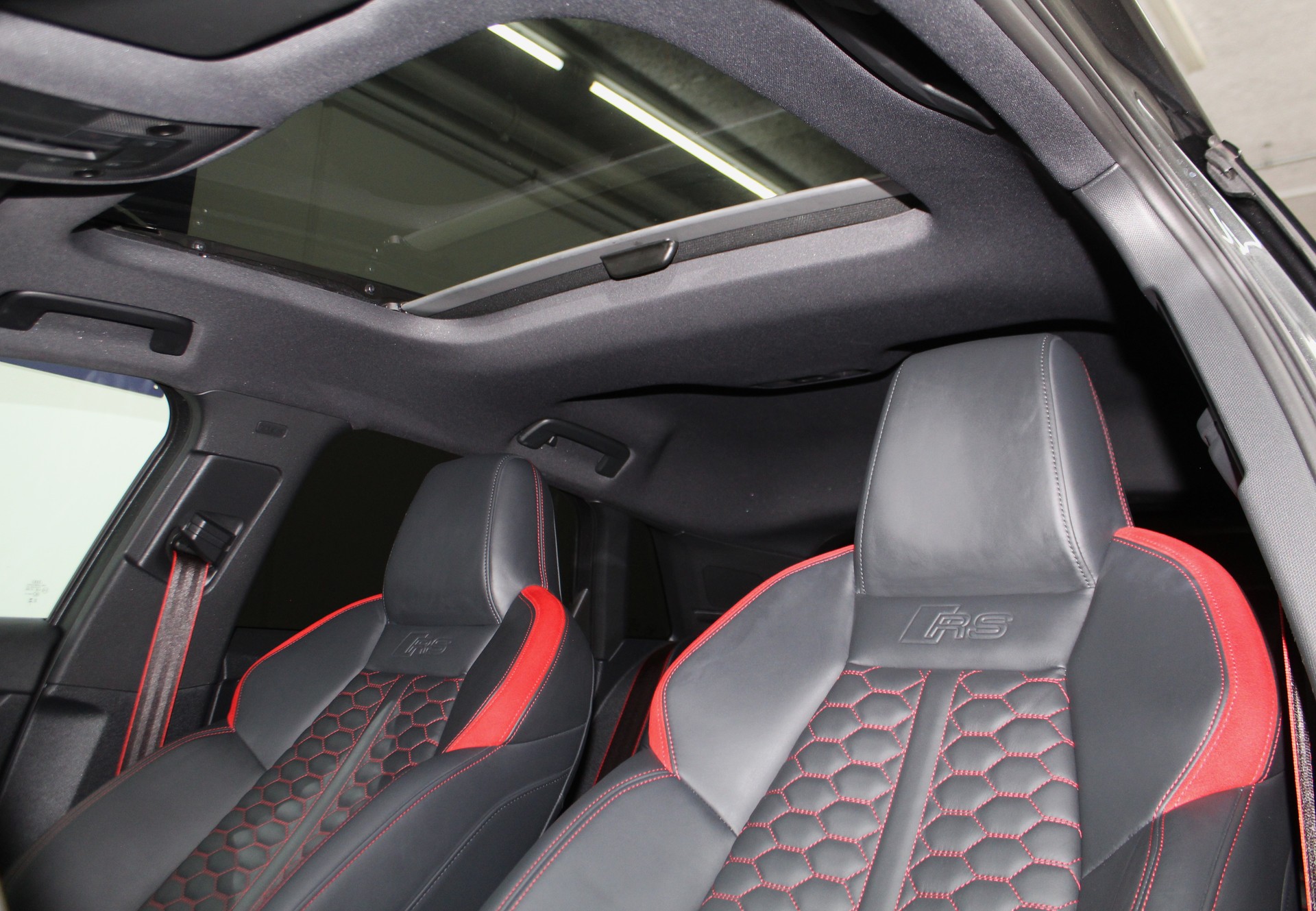 AUDI RS3 Sportback 2.5 TSI quattro S-tronic RS-Designpaket plus rot / Maxton Kit / CH-Fahrzeug-image-8