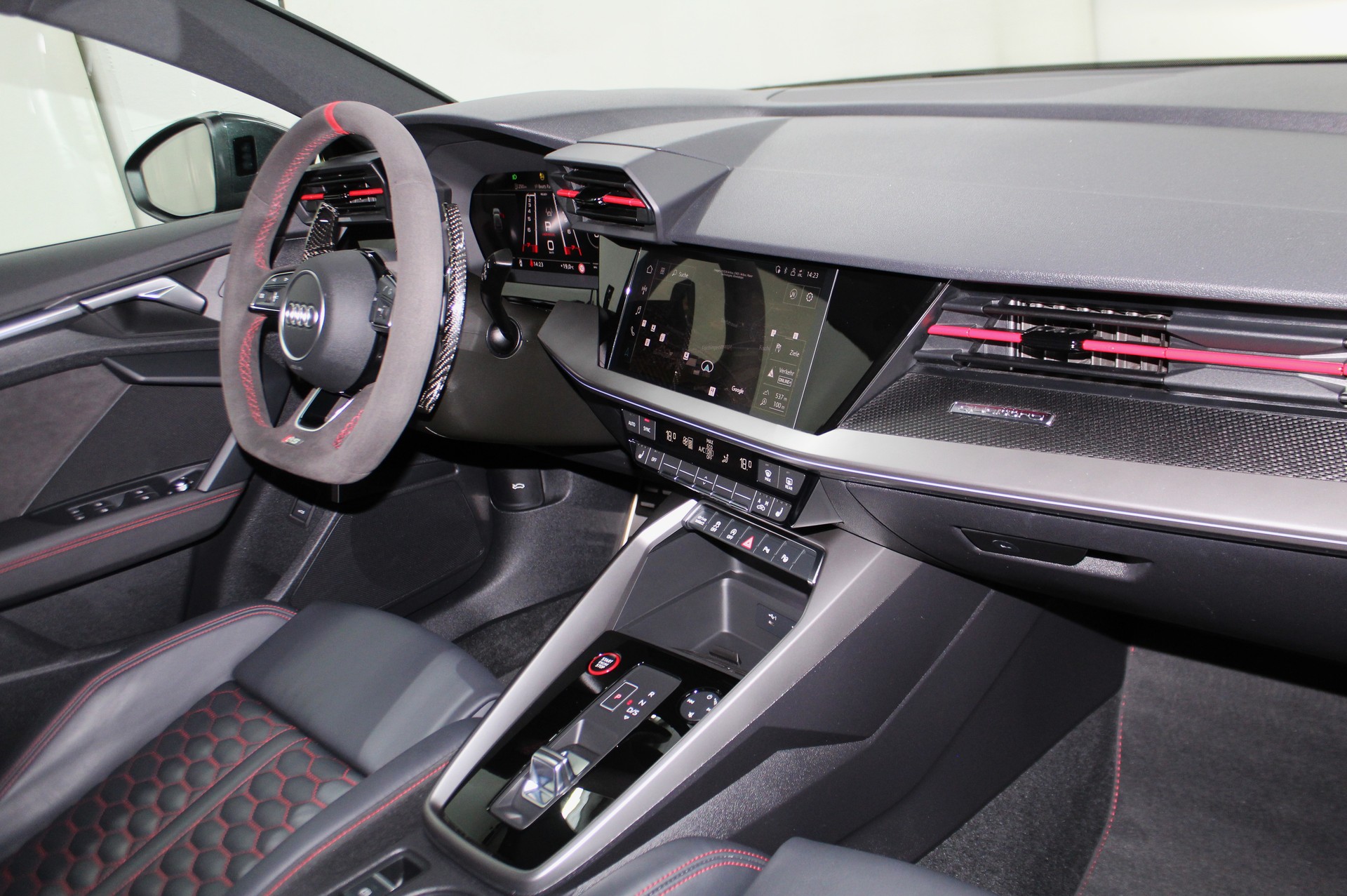 AUDI RS3 Sportback 2.5 TSI quattro S-tronic RS-Designpaket plus rot / Maxton Kit / CH-Fahrzeug-image-11