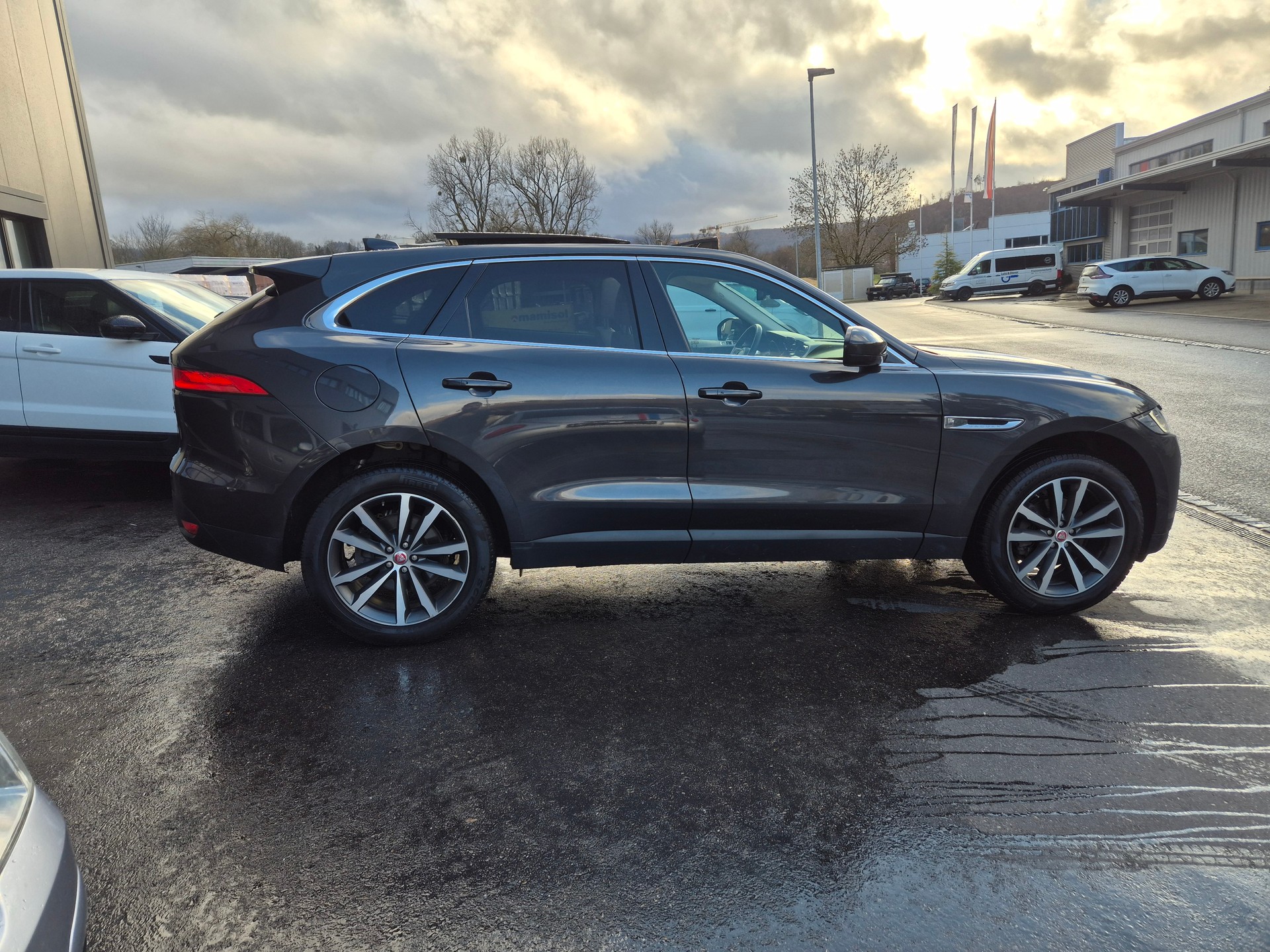JAGUAR F-Pace 25d Pure AWD Automatik-image-4