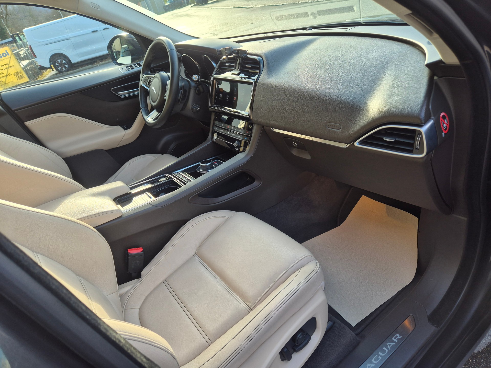 JAGUAR F-Pace 25d Pure AWD Automatik-image-8