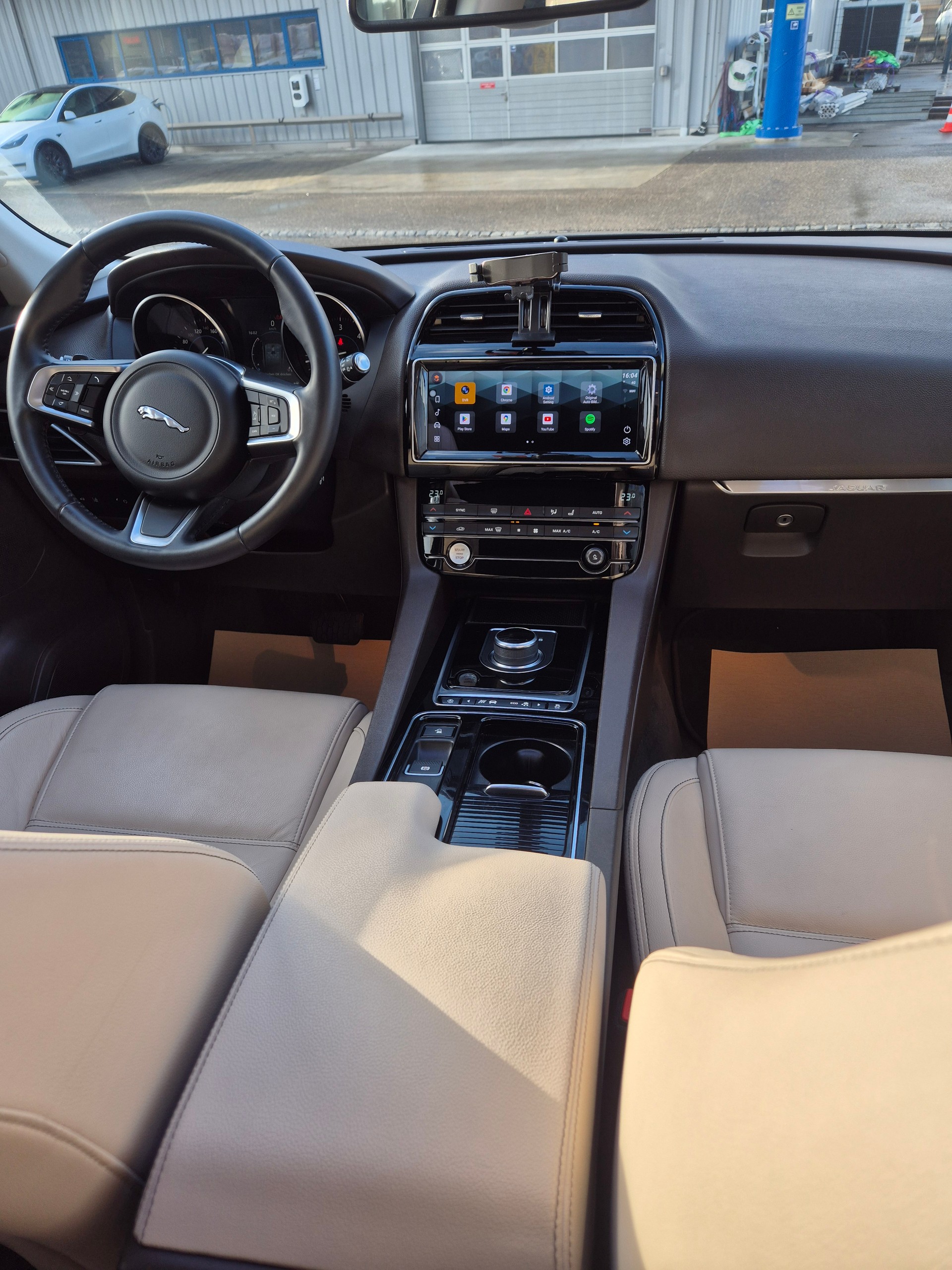 JAGUAR F-Pace 25d Pure AWD Automatik-image-7