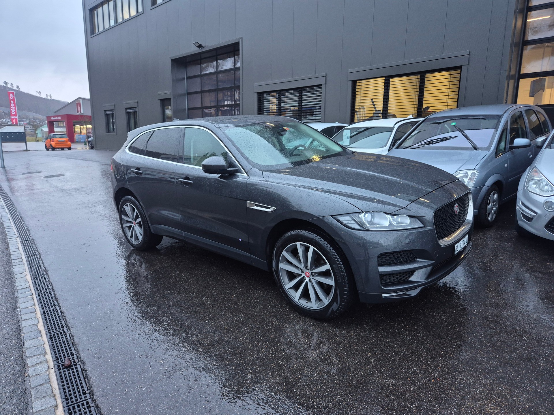 JAGUAR F-Pace 25d Pure AWD Automatik-image-1