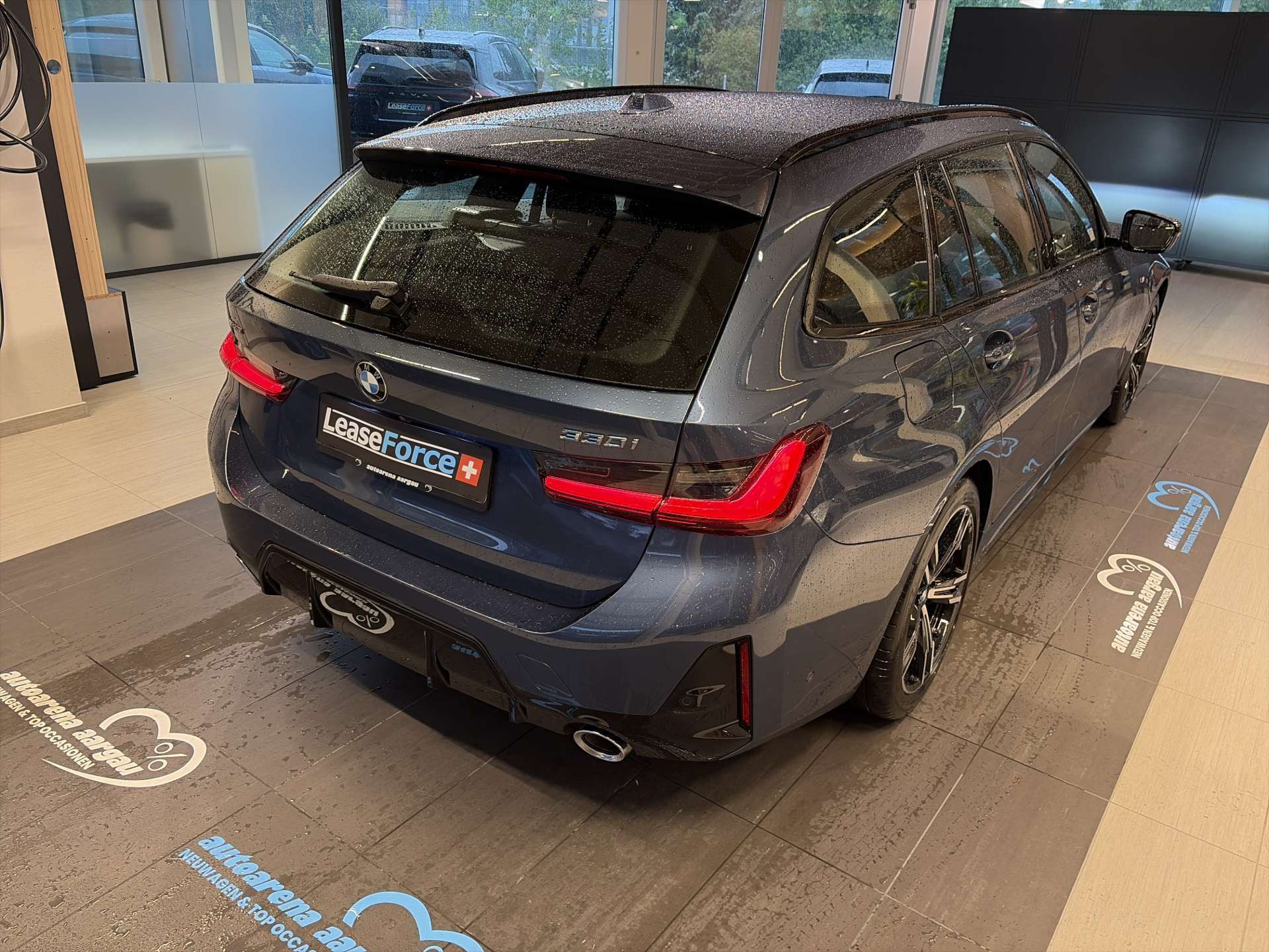 BMW 330i Touring xDrive M-Sport 245PS Steptronic Automat-image-2
