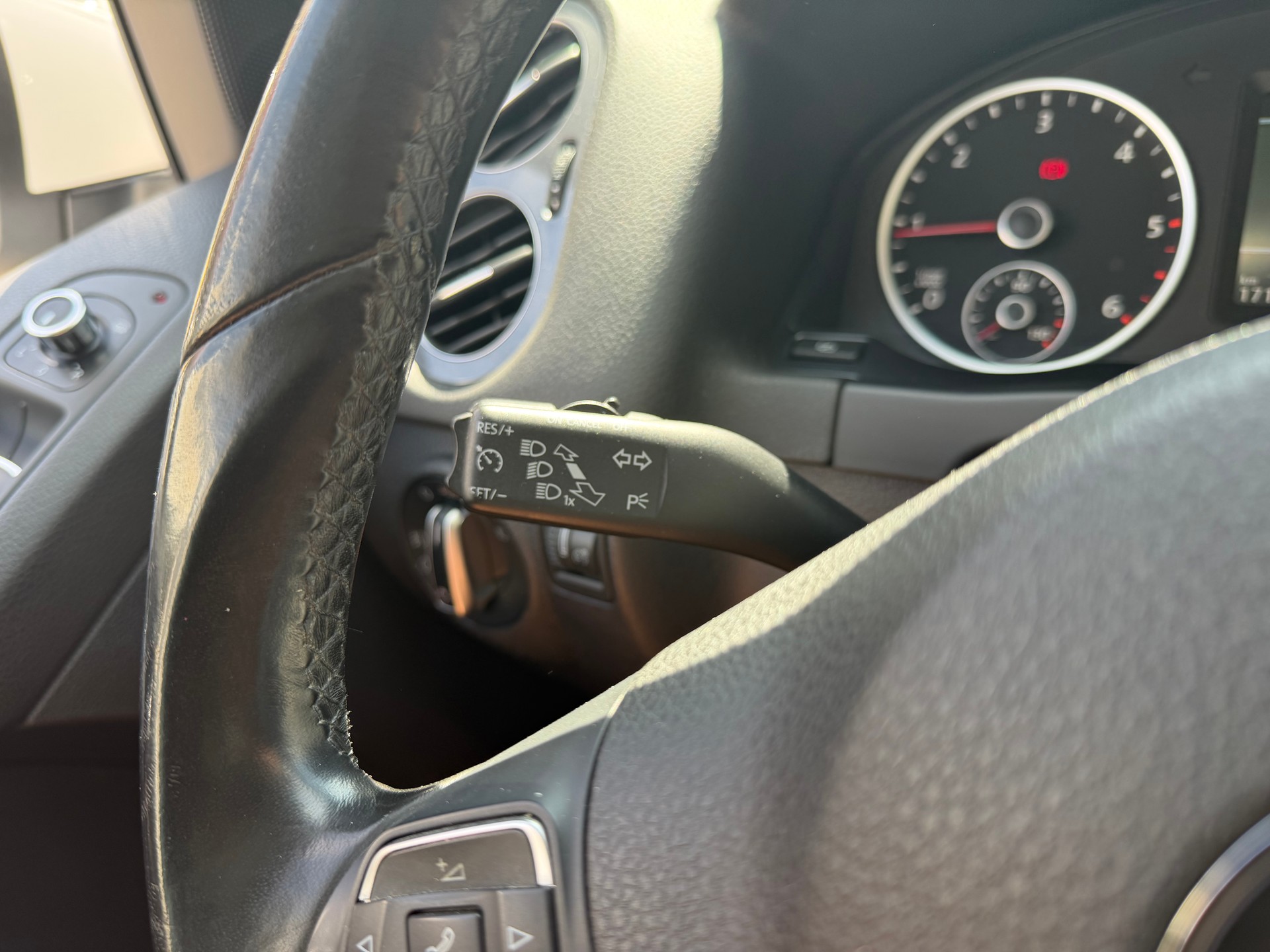 VW Tiguan 2.0 TDI BlueMotion Sport&Style 4Motion CROCHET D'ATTELAGE-image-11