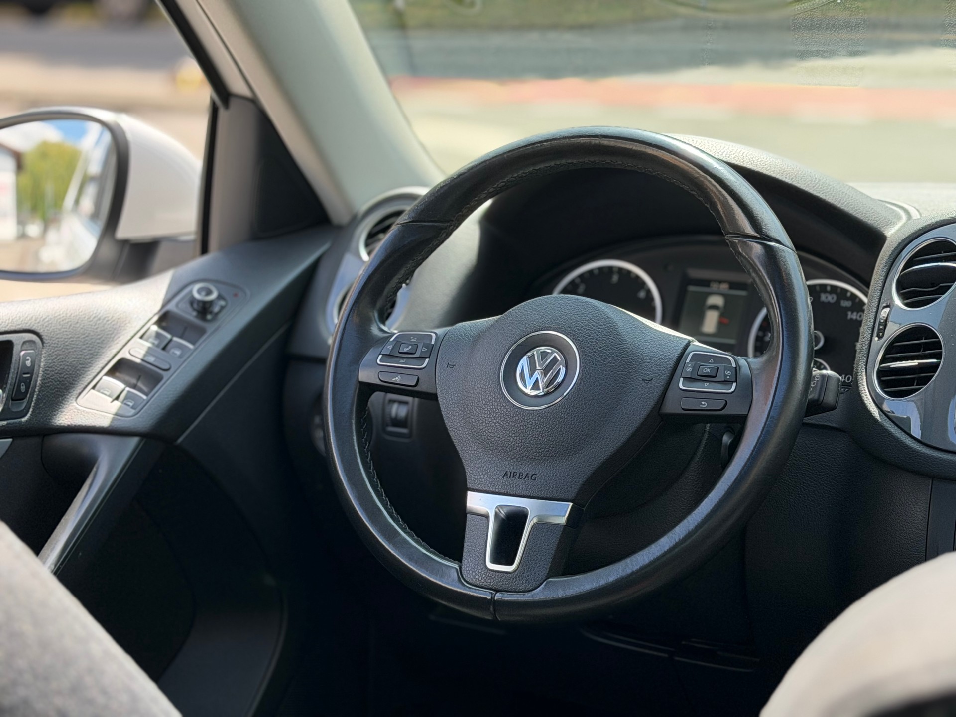 VW Tiguan 2.0 TDI BlueMotion Sport&Style 4Motion CROCHET D'ATTELAGE-image-10