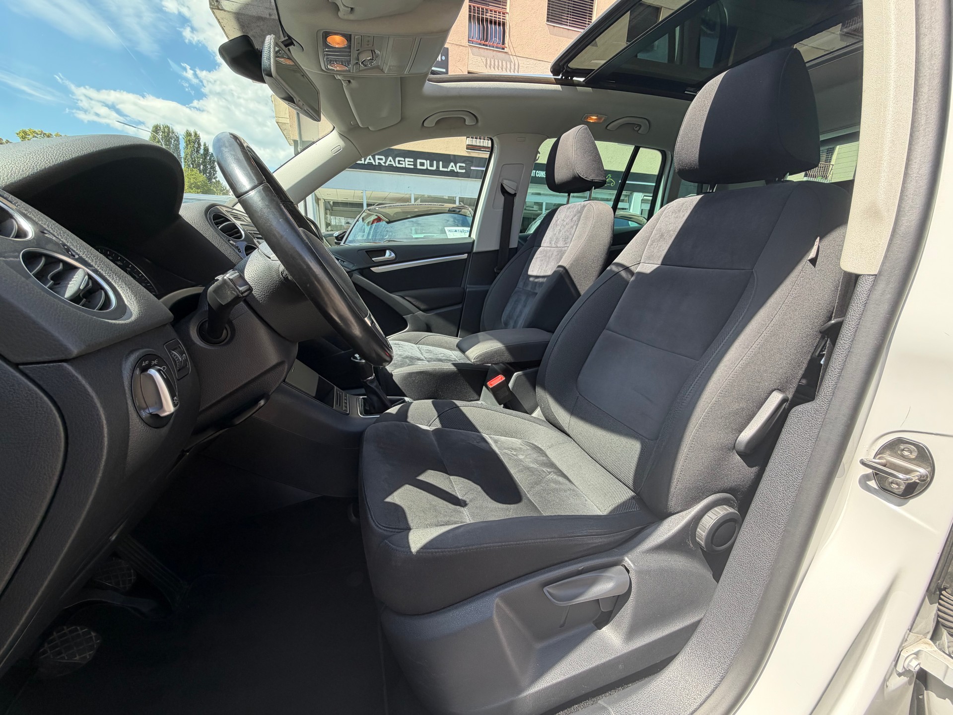 VW Tiguan 2.0 TDI BlueMotion Sport&Style 4Motion CROCHET D'ATTELAGE-image-9
