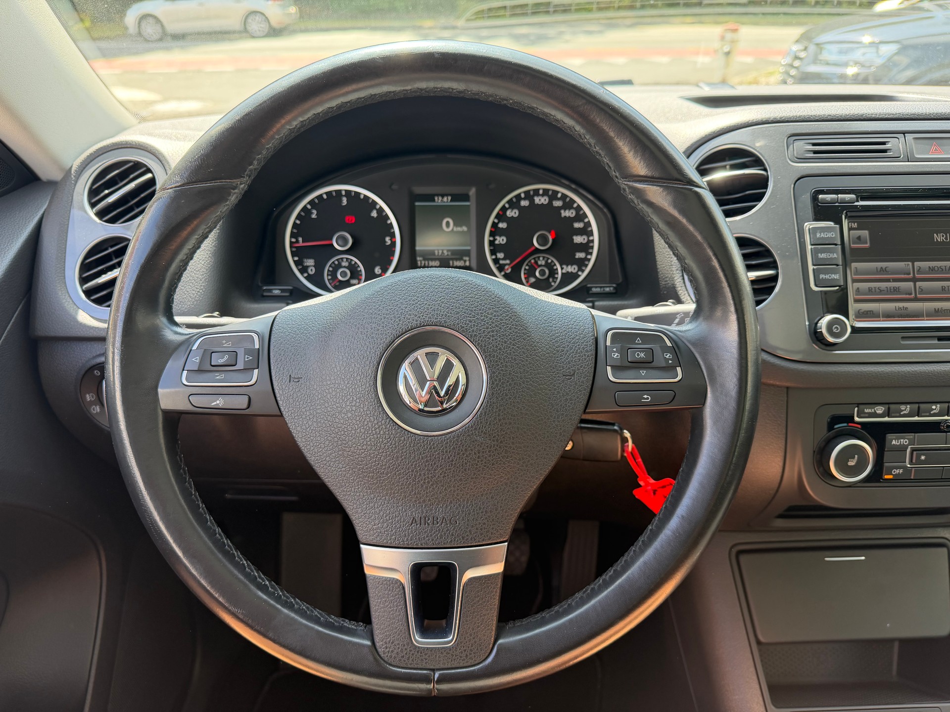 VW Tiguan 2.0 TDI BlueMotion Sport&Style 4Motion CROCHET D'ATTELAGE-image-12