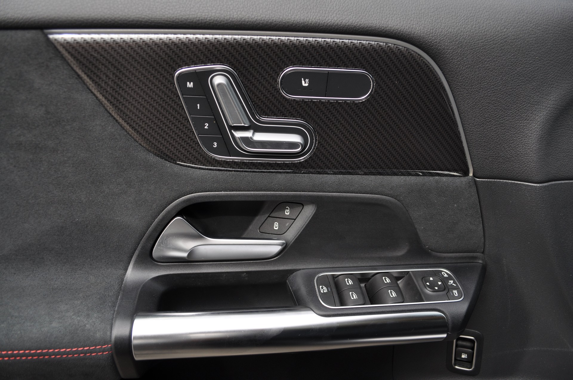 MERCEDES-BENZ GLA 250e AMG Line 8G-DCT-image-9