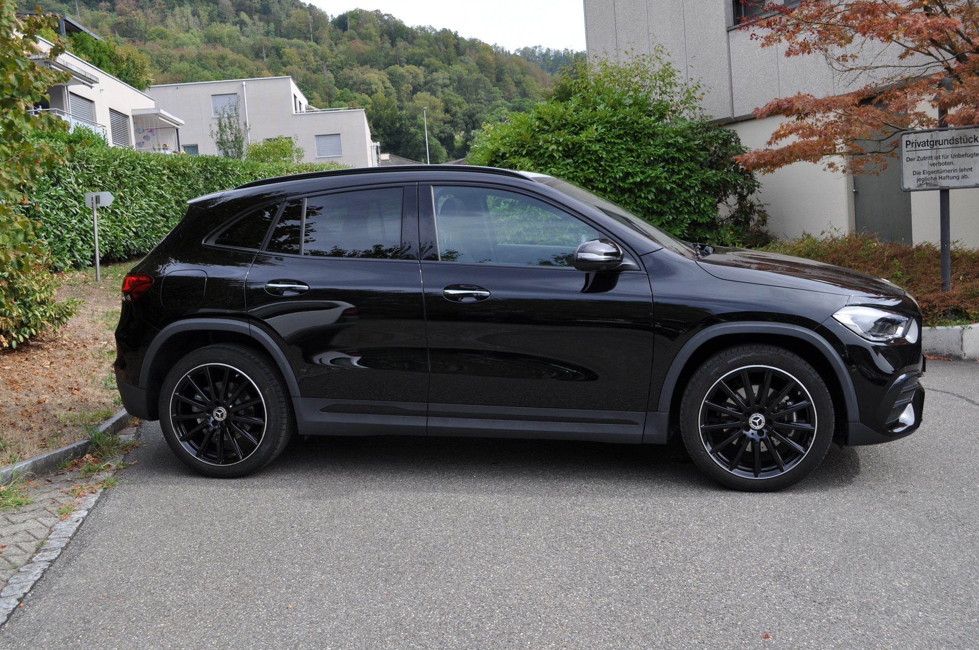 MERCEDES-BENZ GLA 250e AMG Line 8G-DCT-image-2