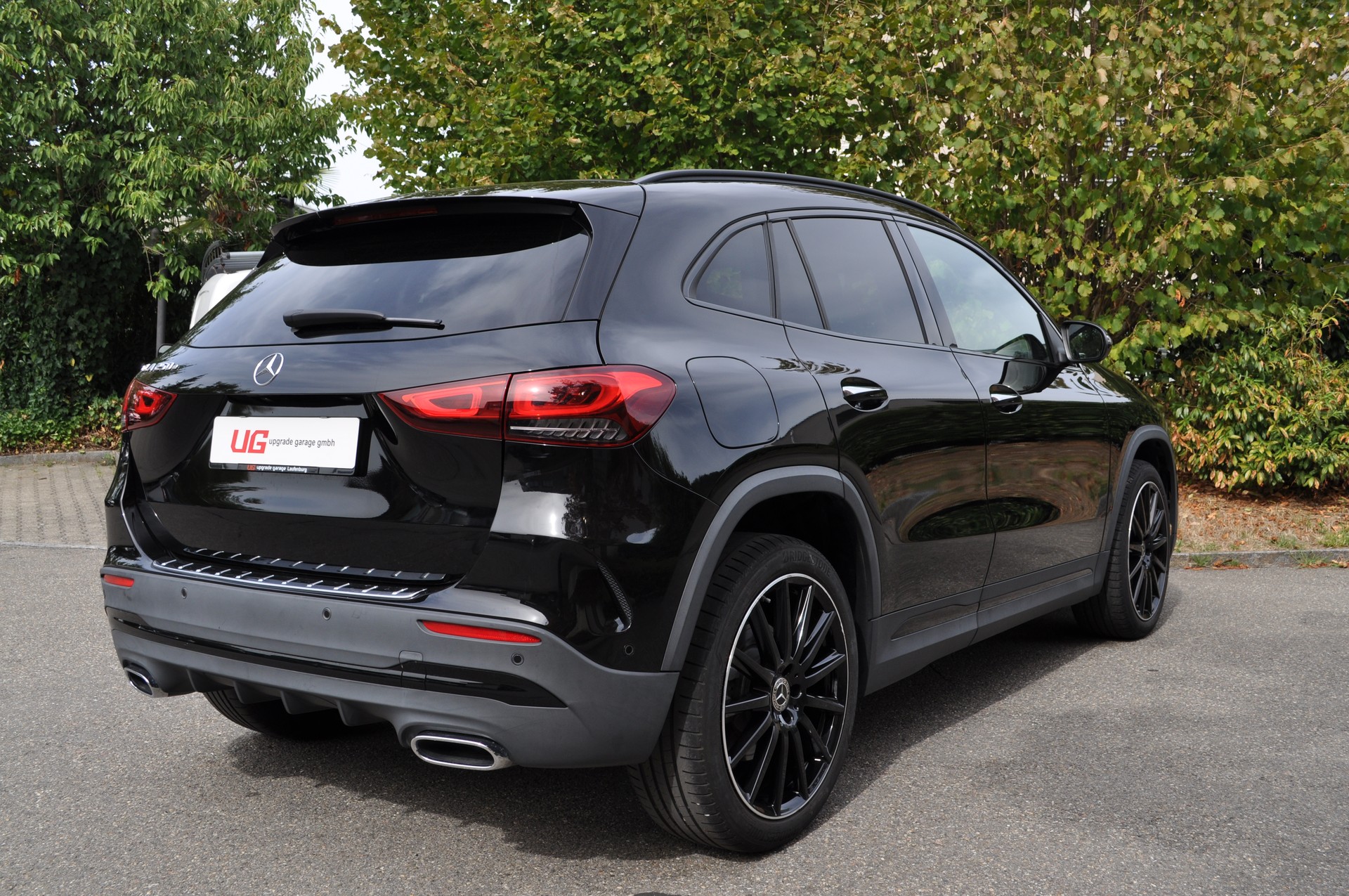 MERCEDES-BENZ GLA 250e AMG Line 8G-DCT-image-3