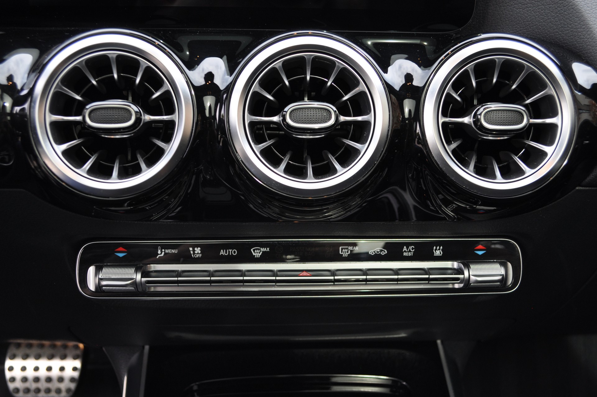 MERCEDES-BENZ GLA 250e AMG Line 8G-DCT-image-12