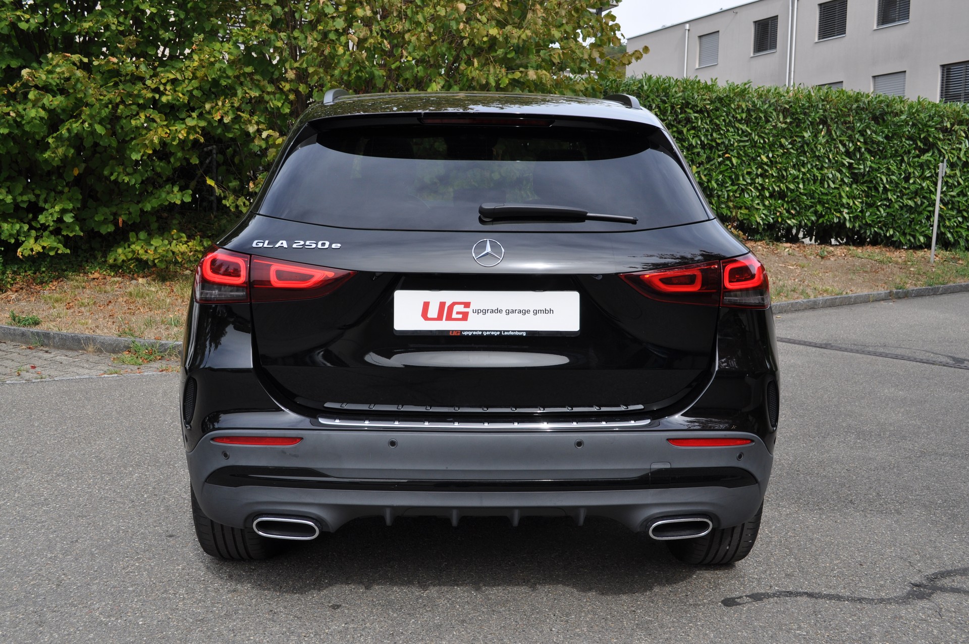 MERCEDES-BENZ GLA 250e AMG Line 8G-DCT-image-4