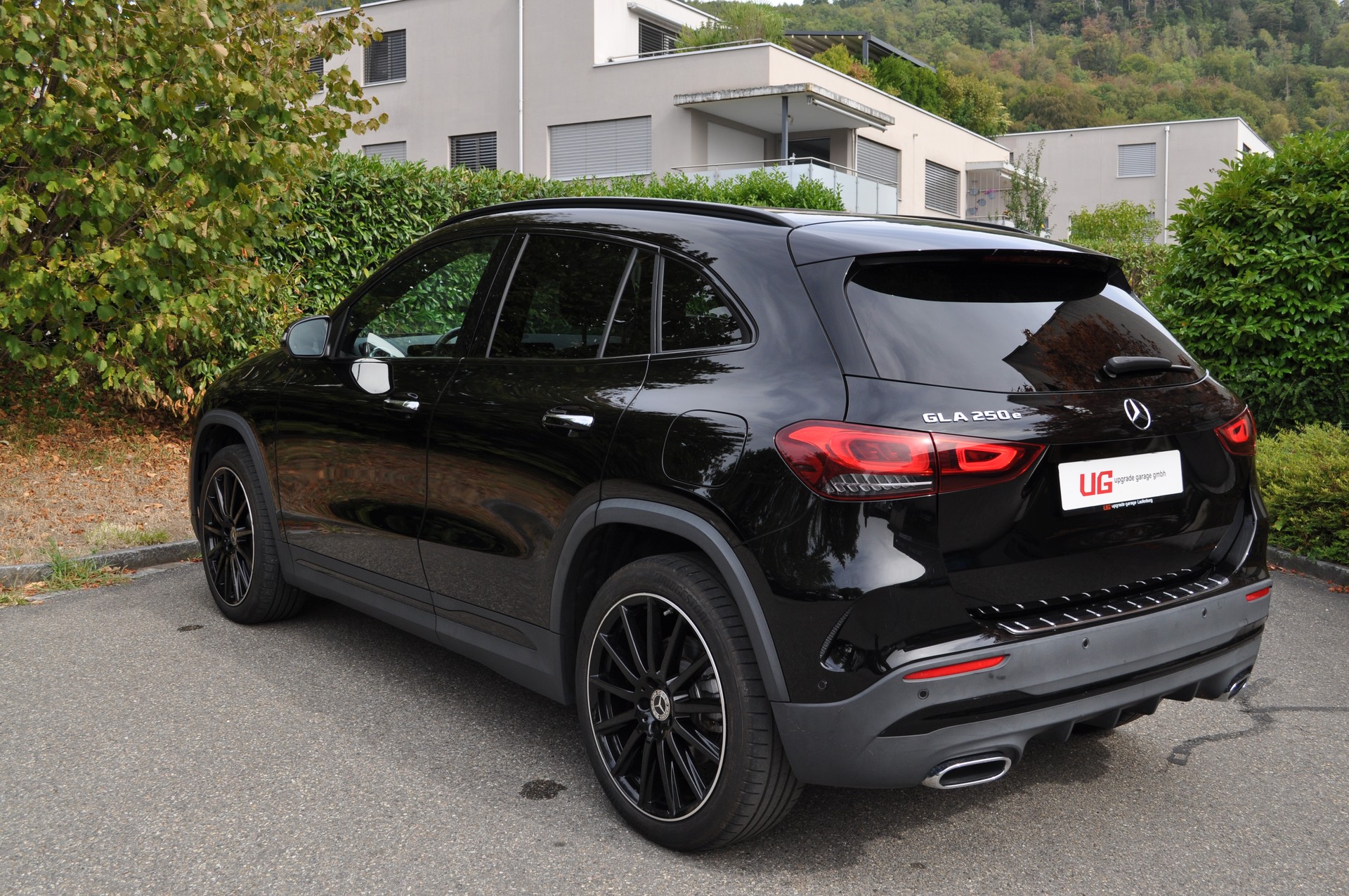 MERCEDES-BENZ GLA 250e AMG Line 8G-DCT-image-5