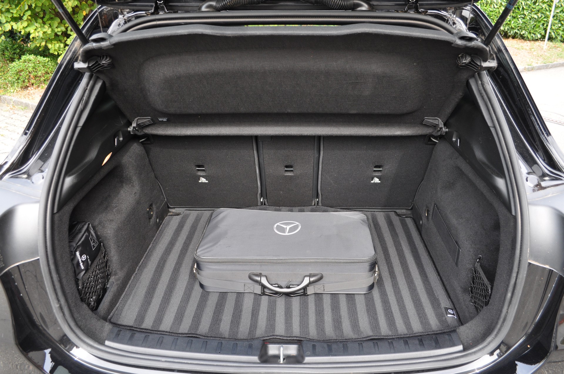 MERCEDES-BENZ GLA 250e AMG Line 8G-DCT-image-15