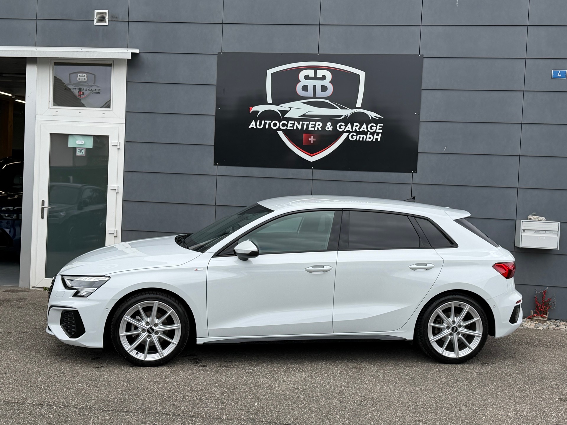 AUDI A3 Sportback 35 TFSI S line S-tronic °° 5 Jahre / 100'000 KM Audi-Garantie °°-image-3