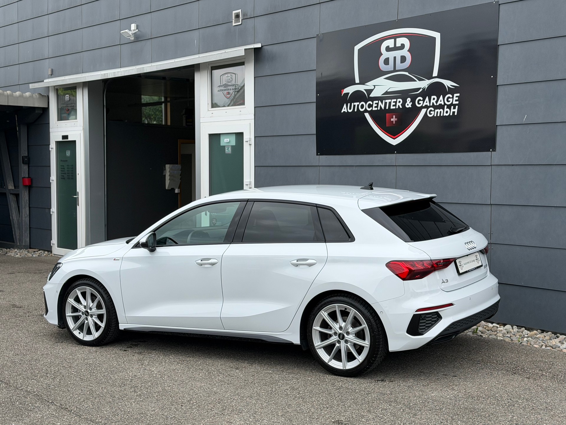 AUDI A3 Sportback 35 TFSI S line S-tronic °° 5 Jahre / 100'000 KM Audi-Garantie °°-image-4