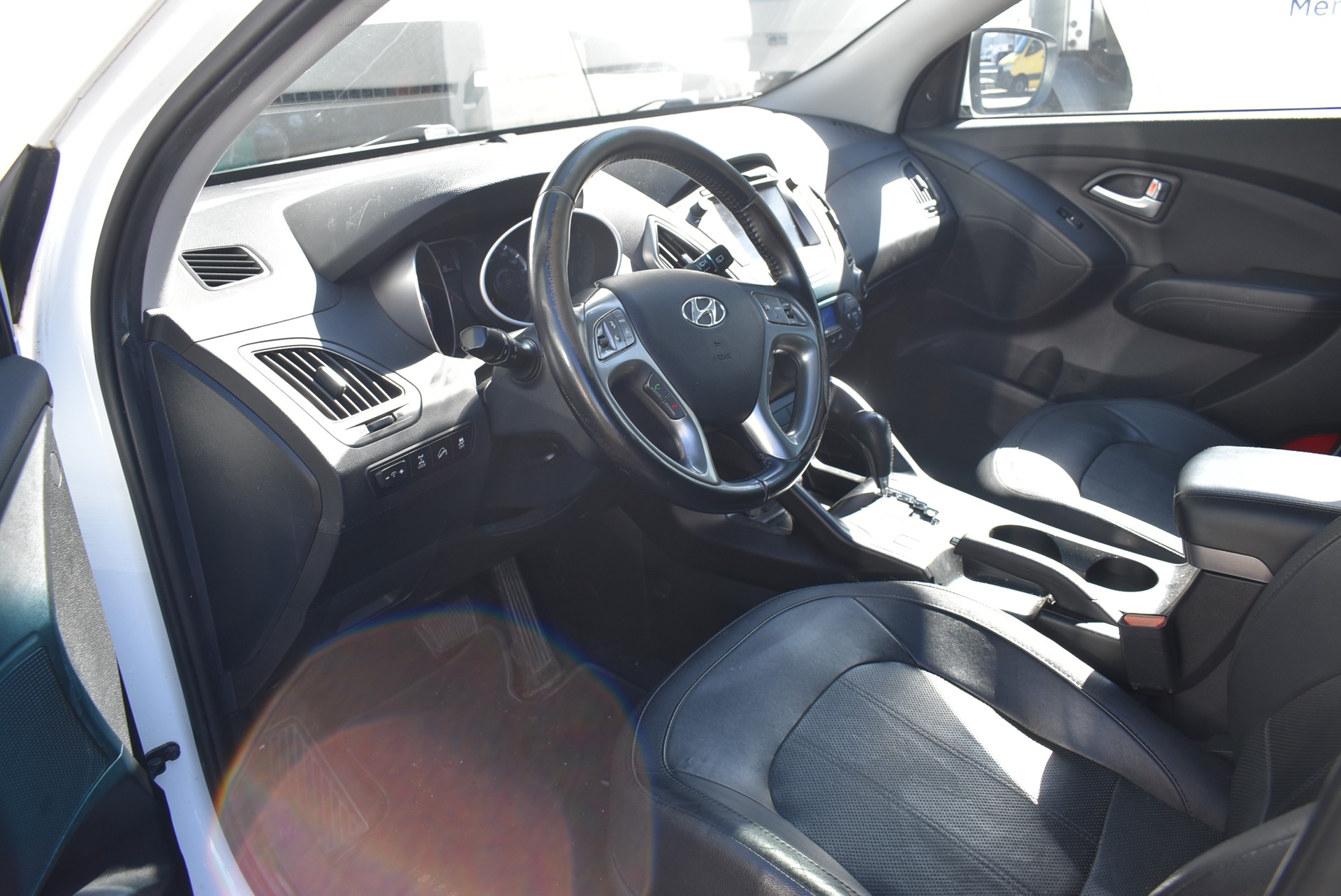 HYUNDAI iX 35 2.0 CRDi Premium 4WD Automatic-image-2